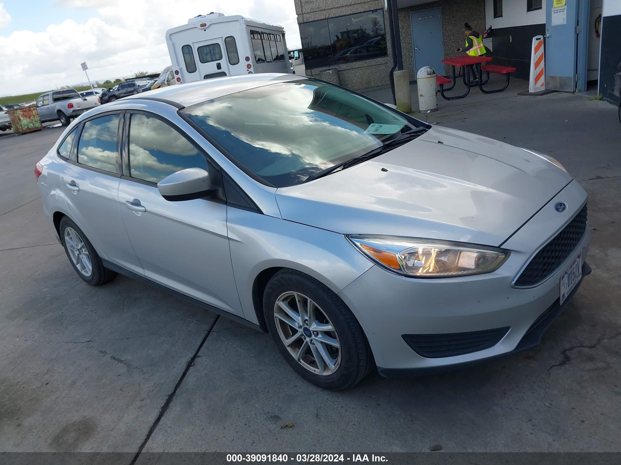 FORD FOCUS SE 2018 1fadp3f27jl328609