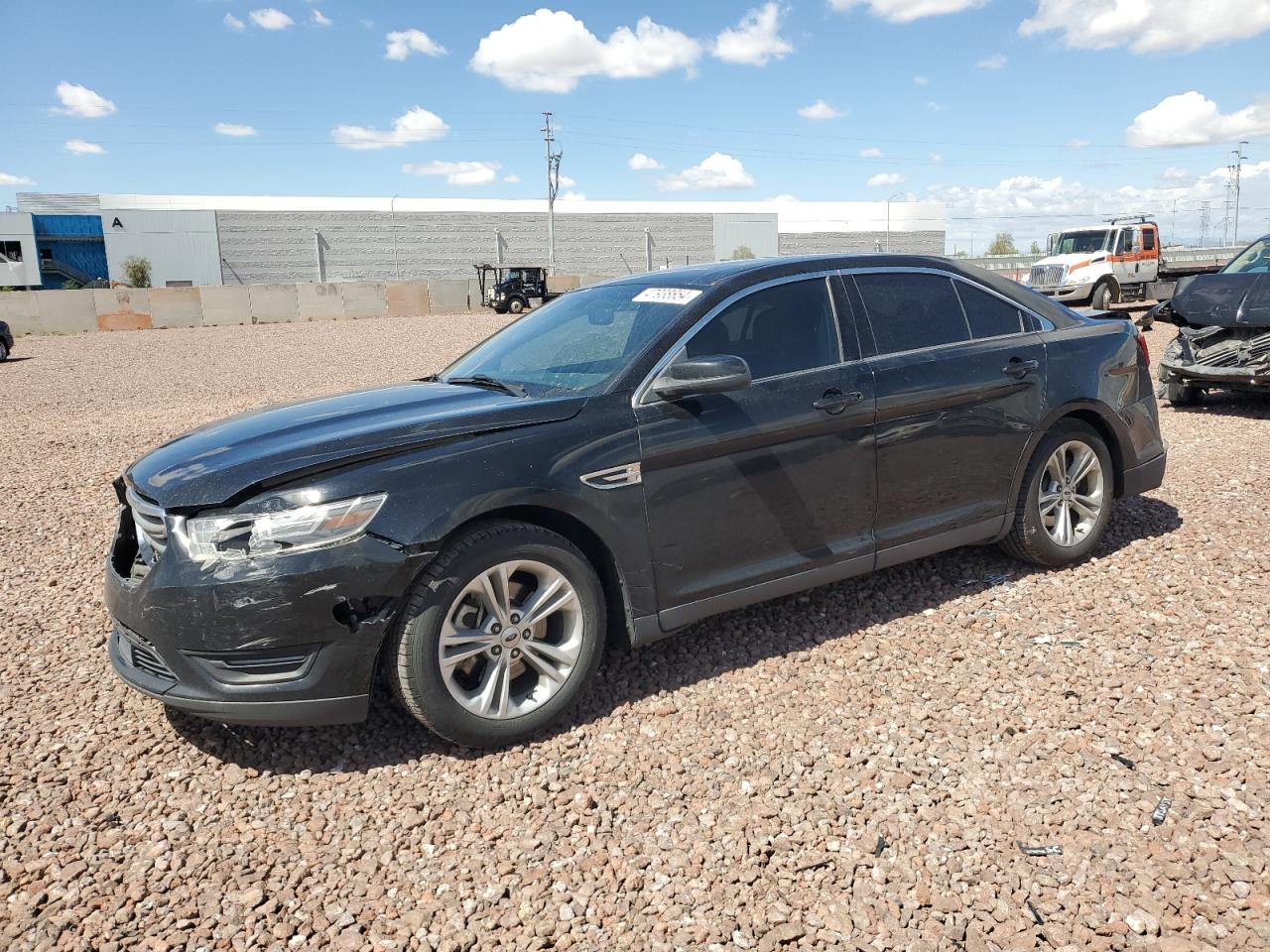 FORD TAURUS 2018 1fahp2e85jg114230