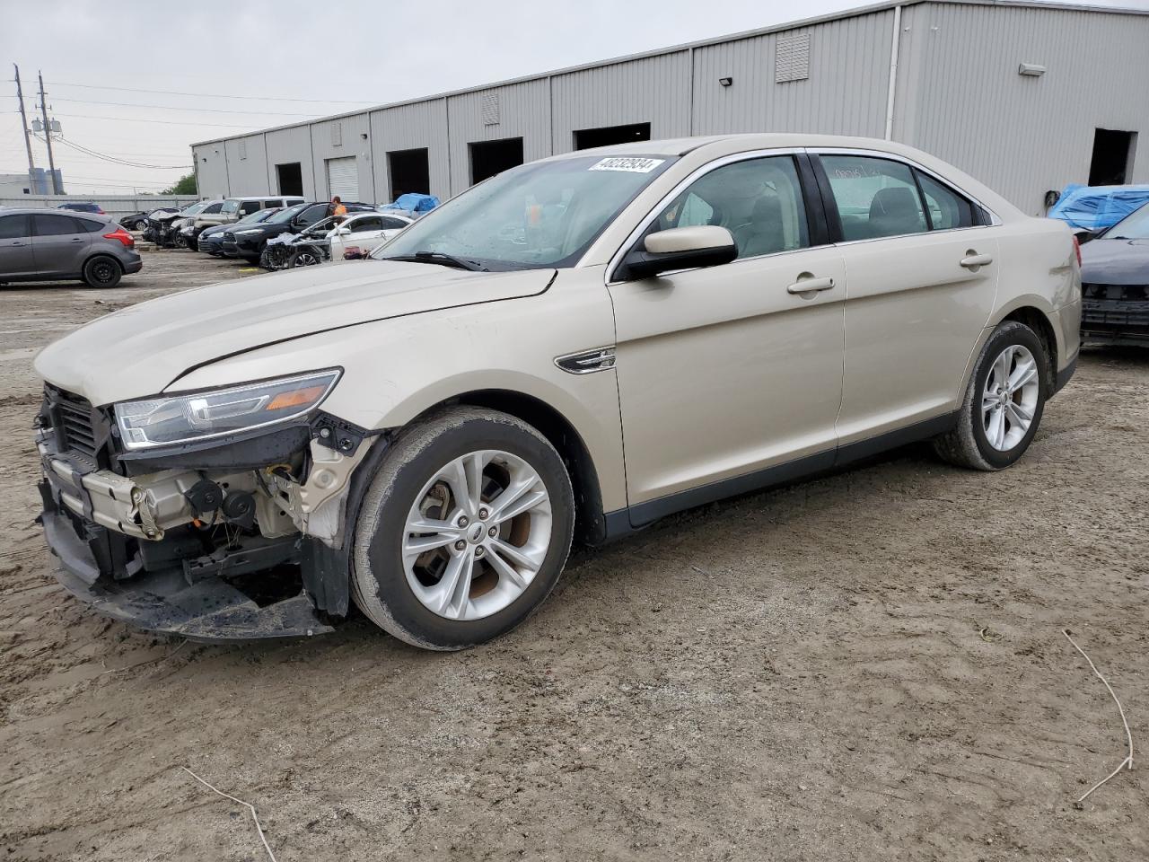 FORD TAURUS 2018 1fahp2e85jg130847