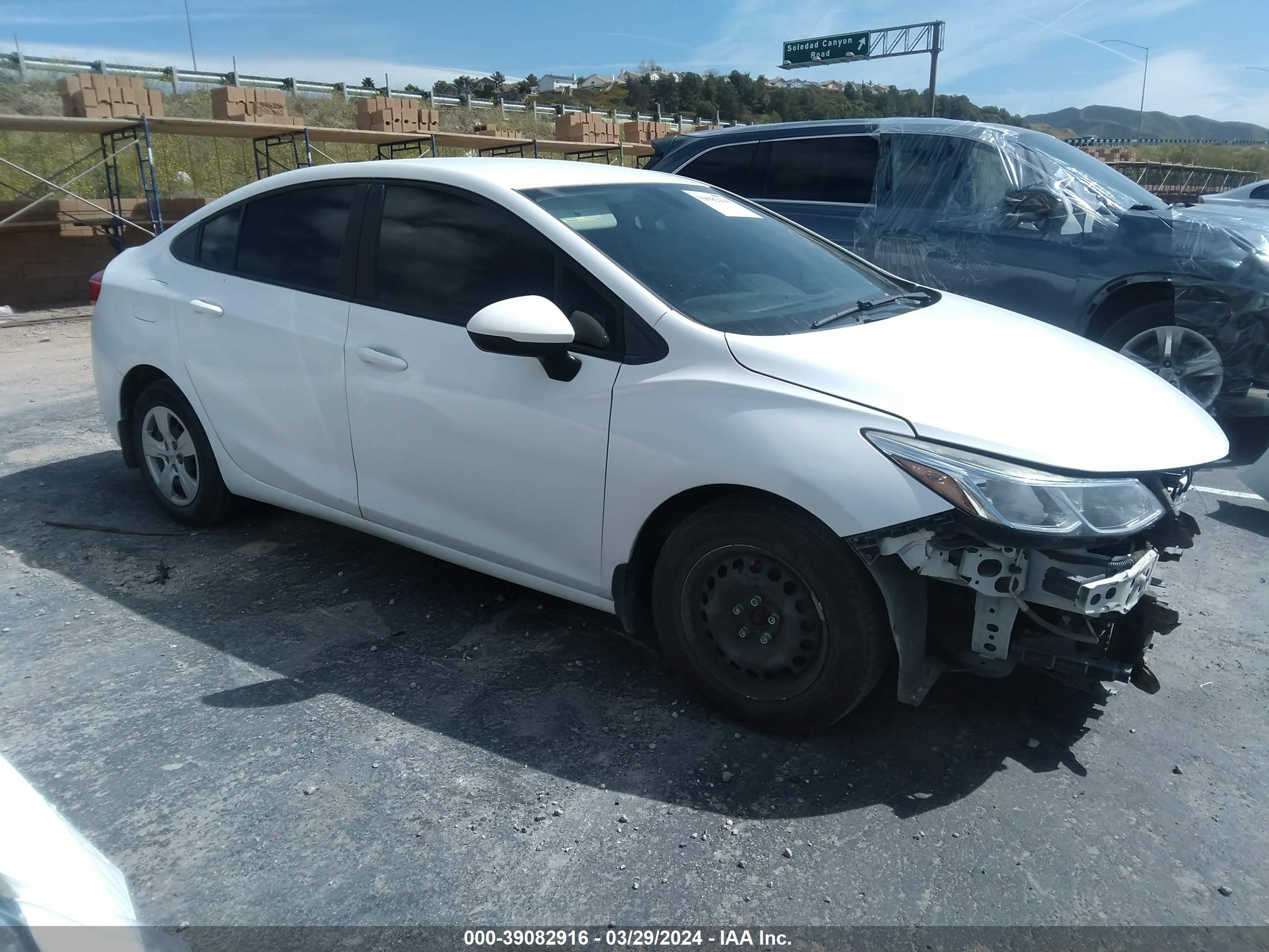 CHEVROLET CRUZE 2018 1g1bc5sm1j7195332