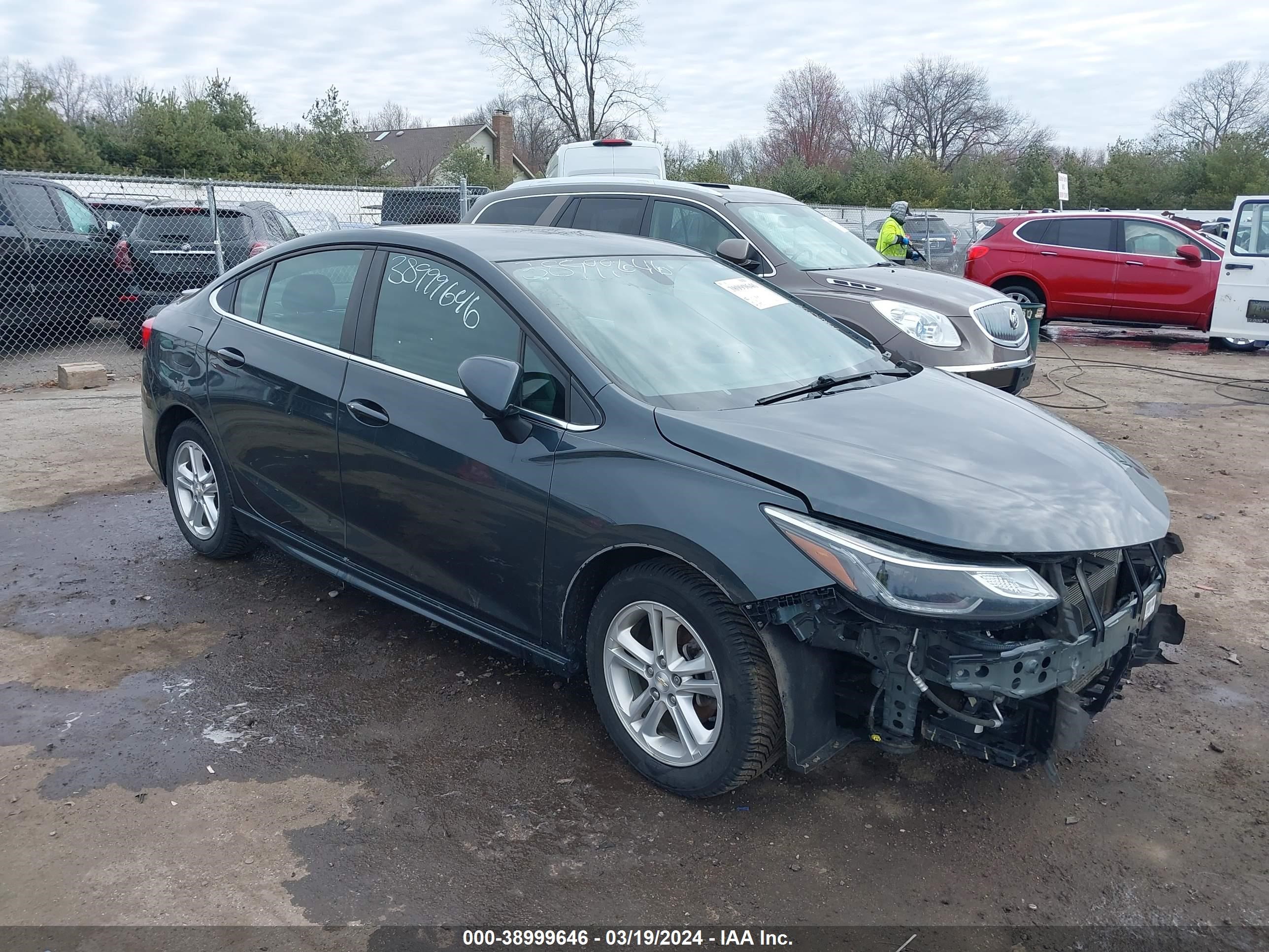 CHEVROLET CRUZE 2018 1g1be5sm5j7176096