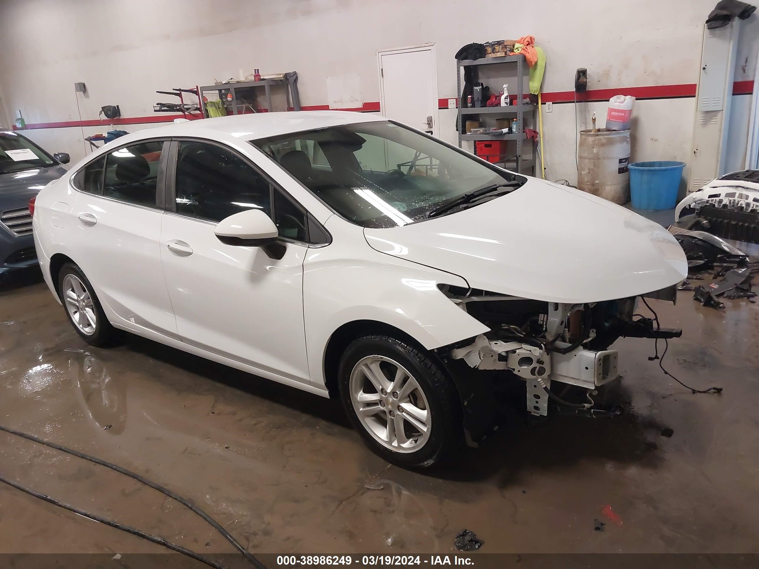 CHEVROLET CRUZE 2018 1g1be5sm8j7196178