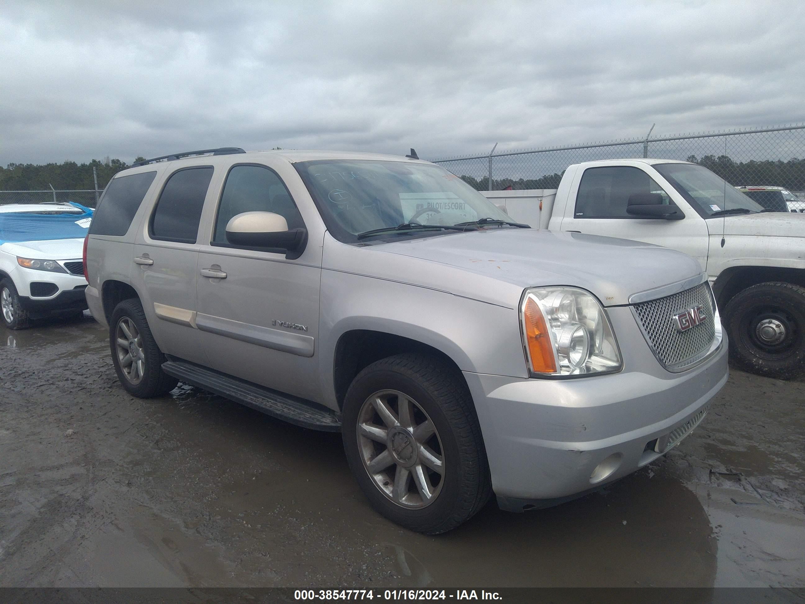 GMC YUKON 2008 1gkfc13c88r219815