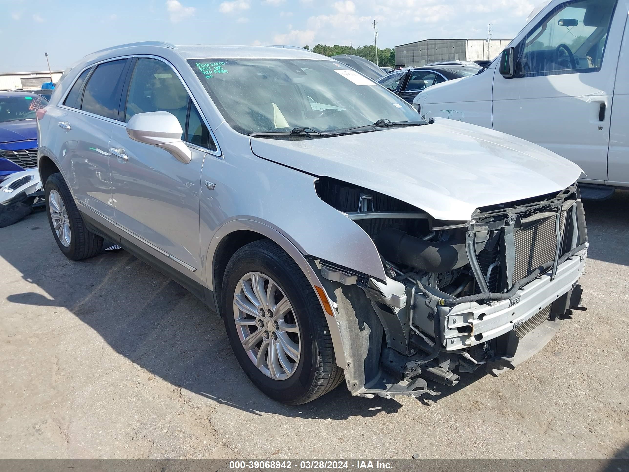 CADILLAC XT5 2018 1gyknars0jz233131