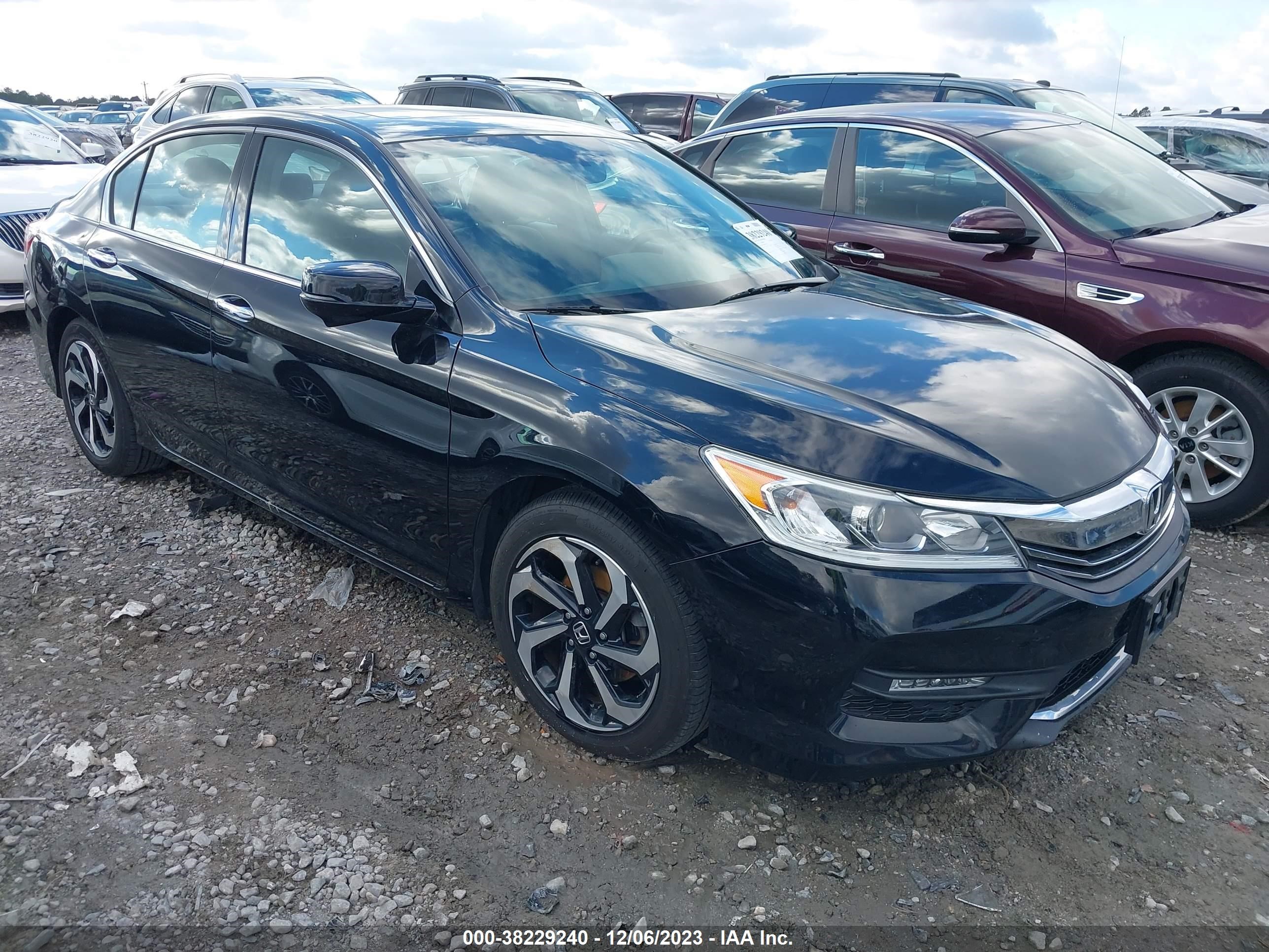 HONDA ACCORD 2017 1hgcr3f86ha044125