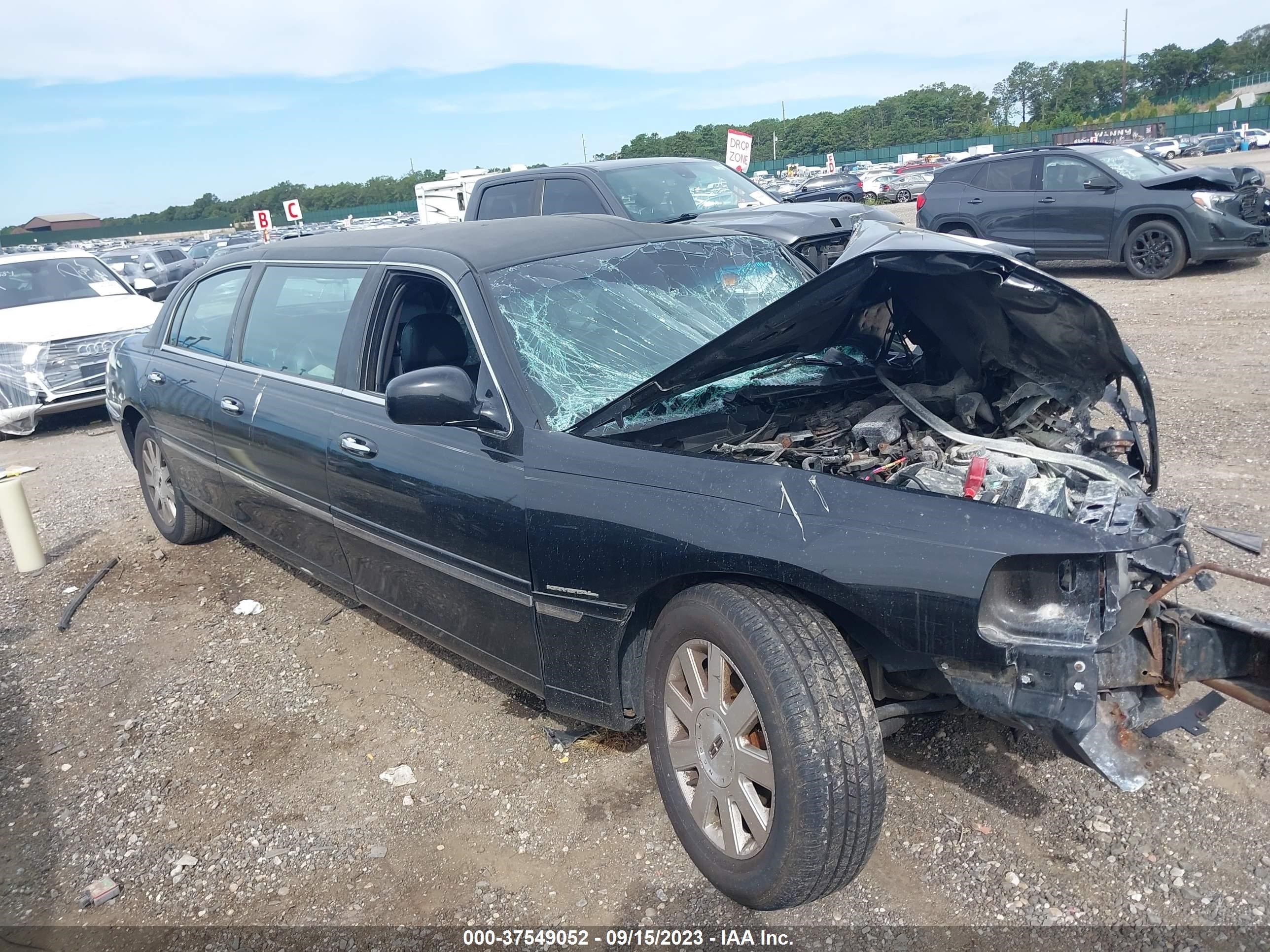 LINCOLN TOWN CAR 2003 1l1fm81w63y650101