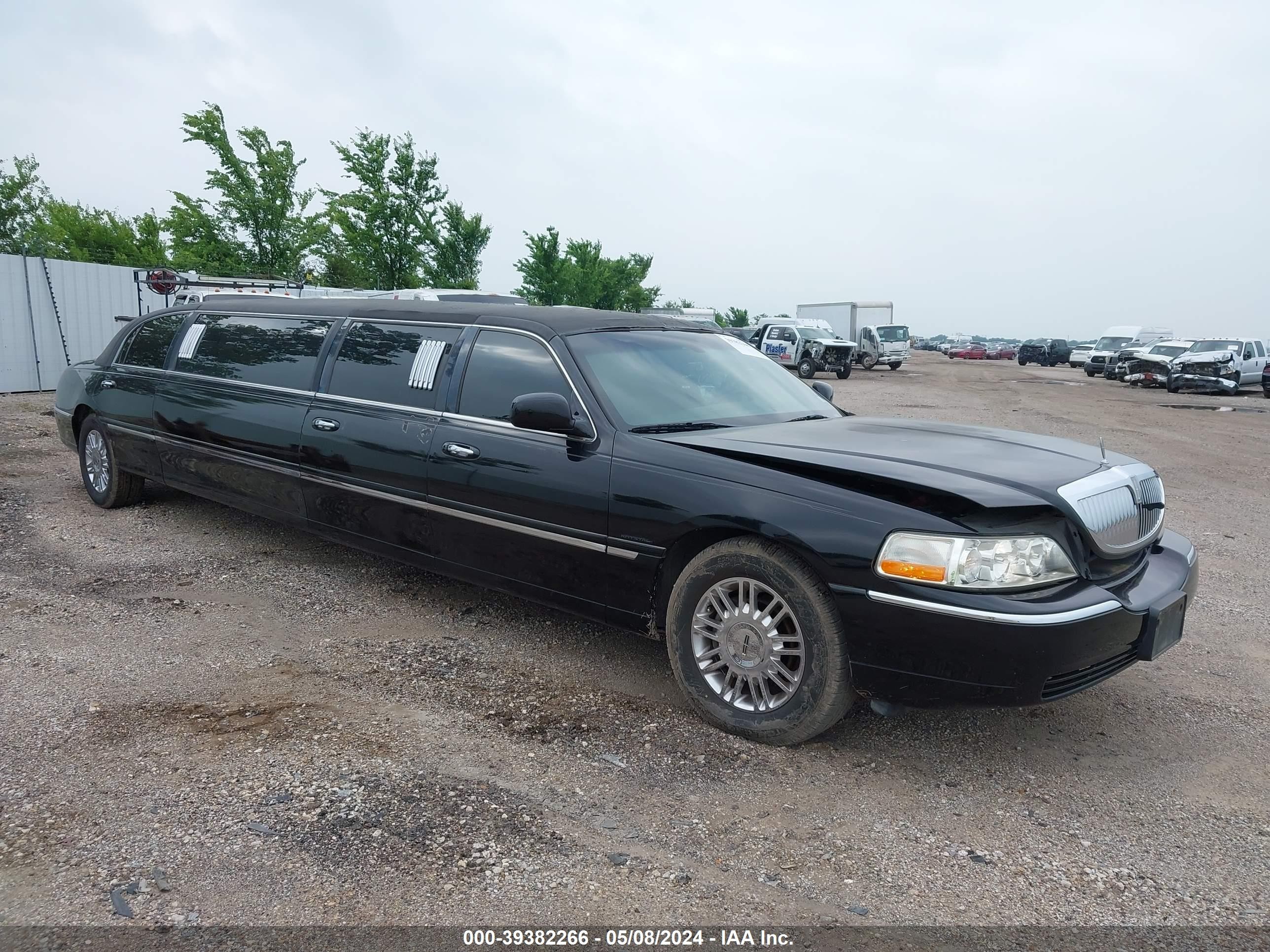 LINCOLN TOWN CAR 2003 1l1fm81wx3y654068