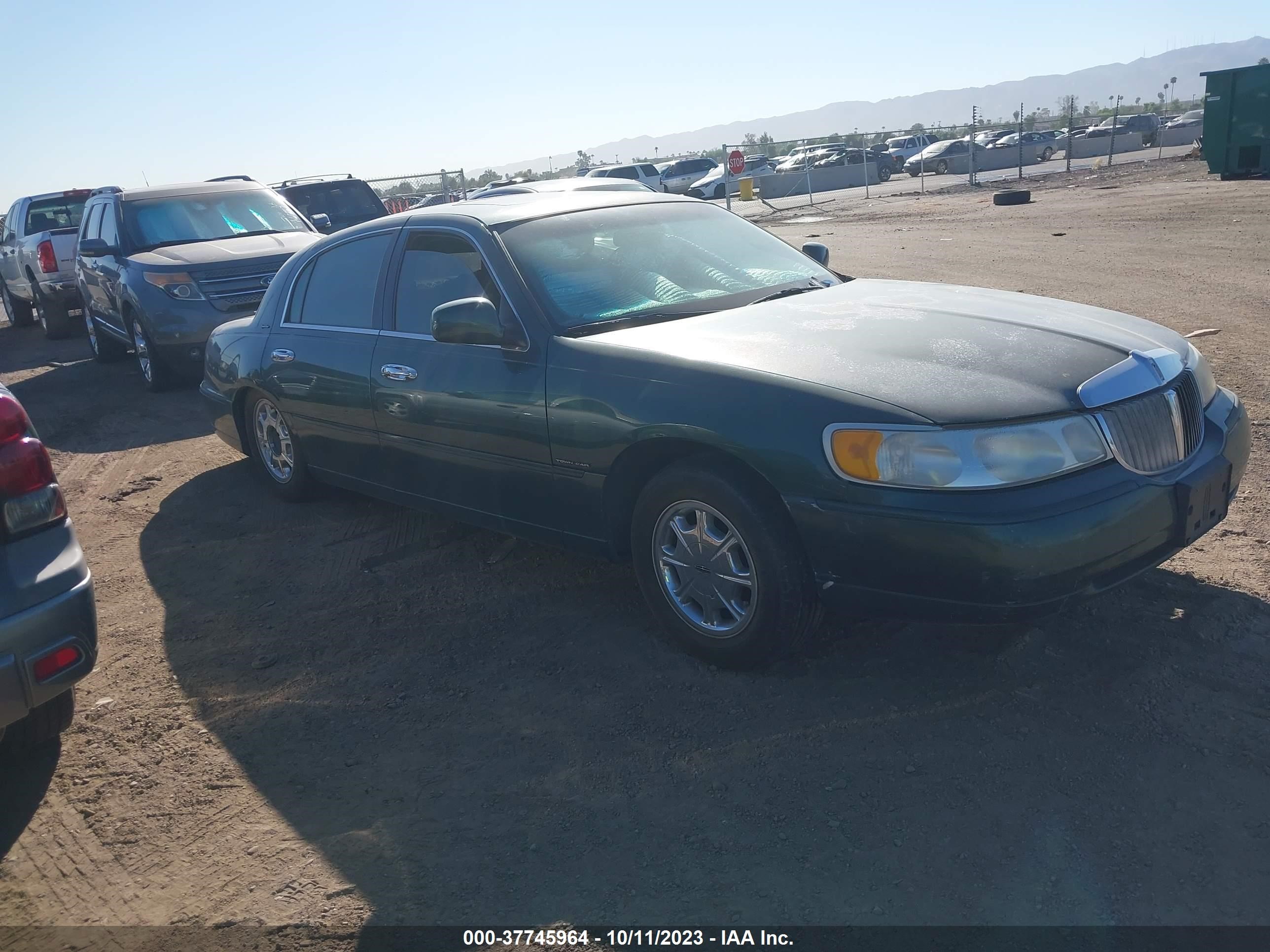 LINCOLN TOWN CAR 1998 1lnfm82w2wy698096