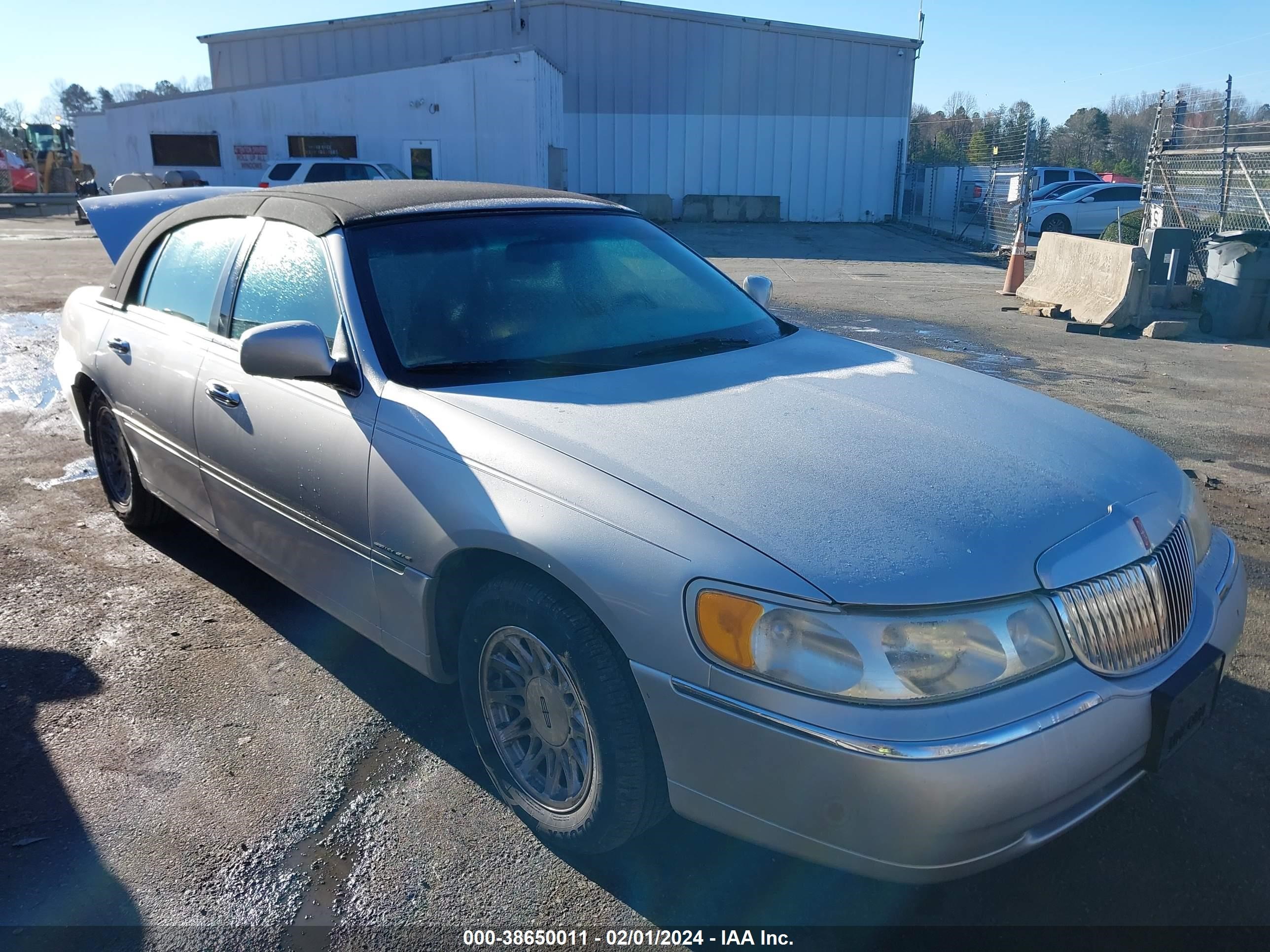 LINCOLN TOWN CAR 1999 1lnfm82w8xy603431