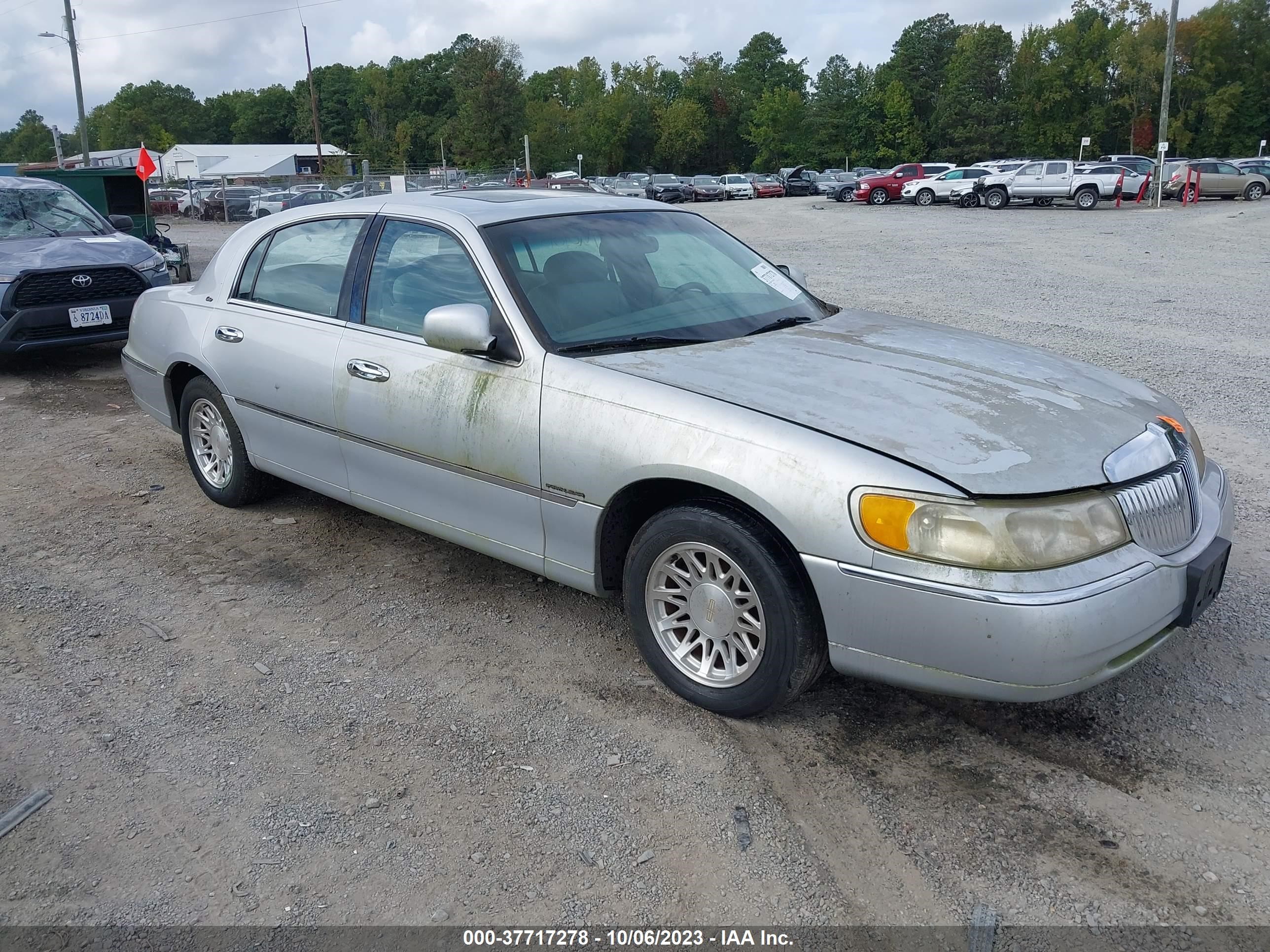 LINCOLN TOWN CAR 1998 1lnfm83w4wy725412