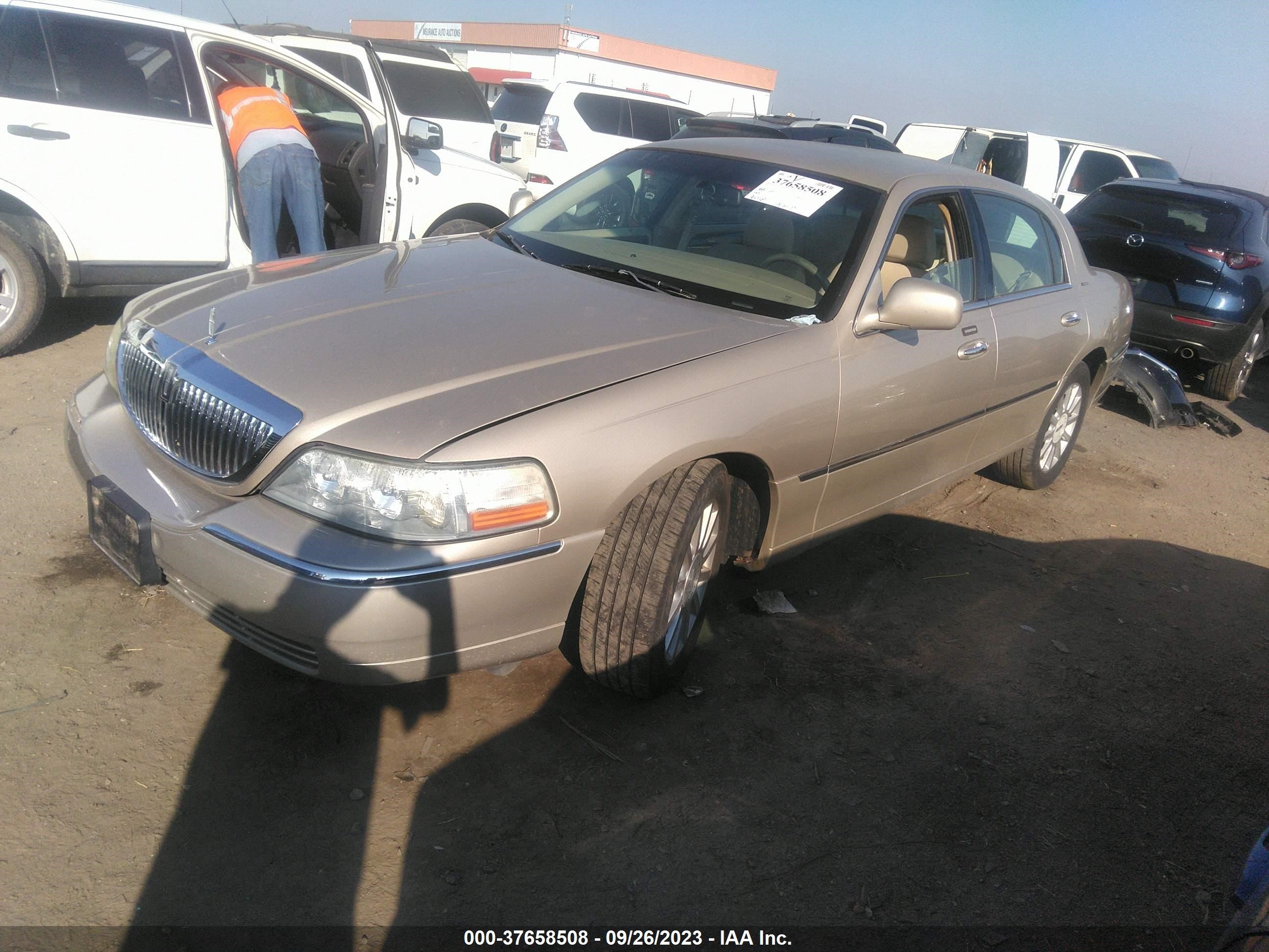 LINCOLN TOWN CAR 2006 1lnhm81v16y642264