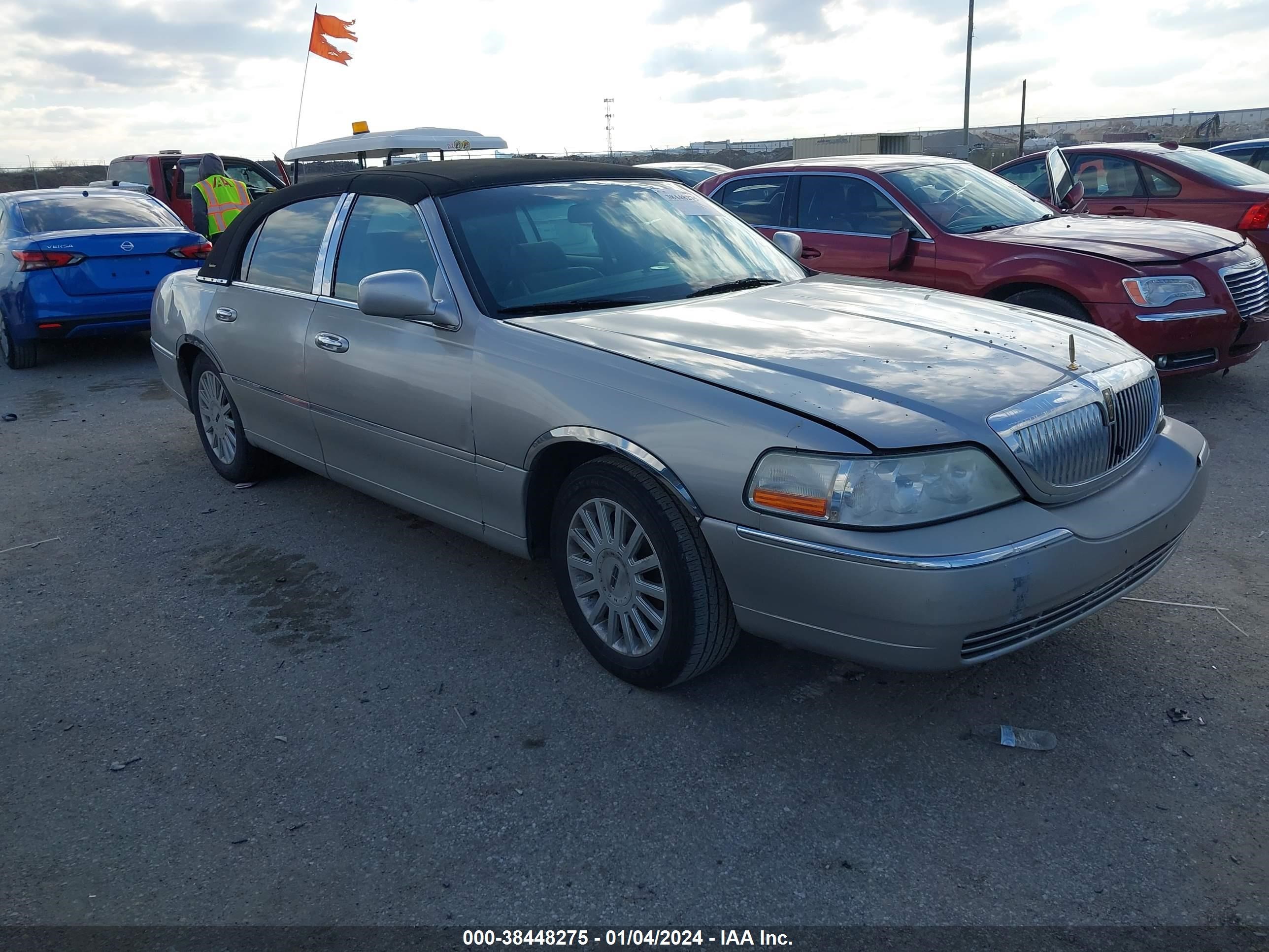 LINCOLN TOWN CAR 2007 1lnhm81v57y607020