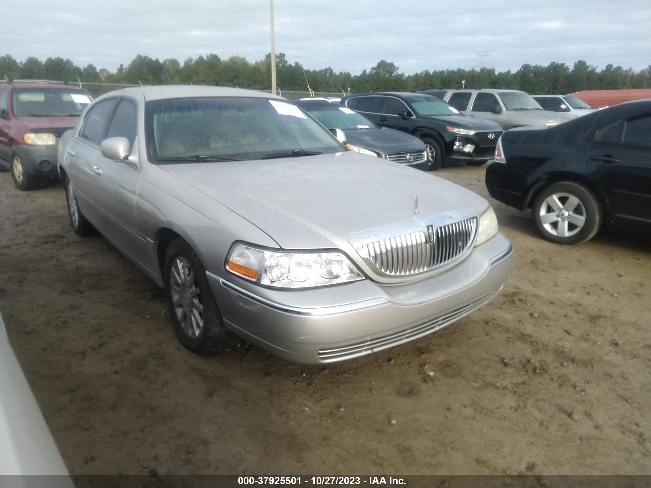 LINCOLN TOWN CAR 2007 1lnhm81v67y614557