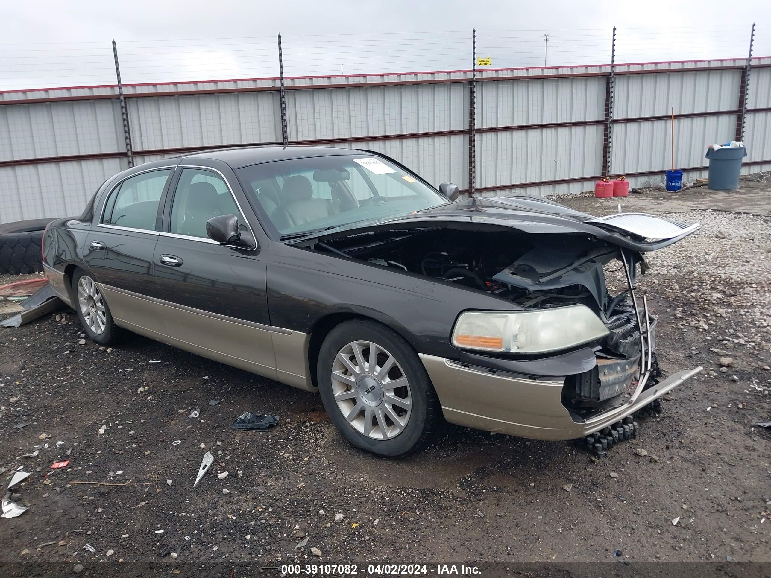 LINCOLN TOWN CAR 2007 1lnhm81v77y603728