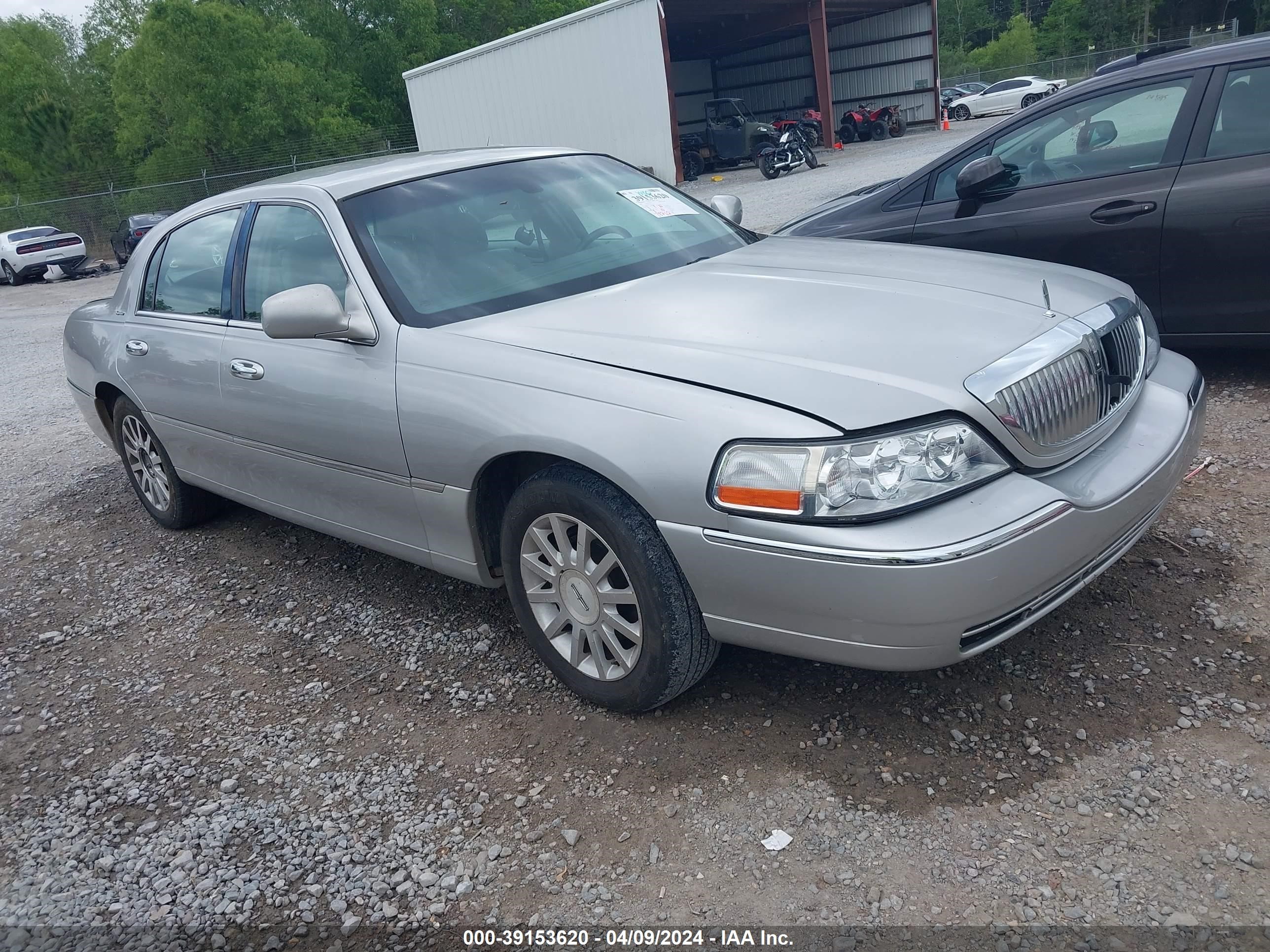 LINCOLN TOWN CAR 2007 1lnhm81vx7y613959