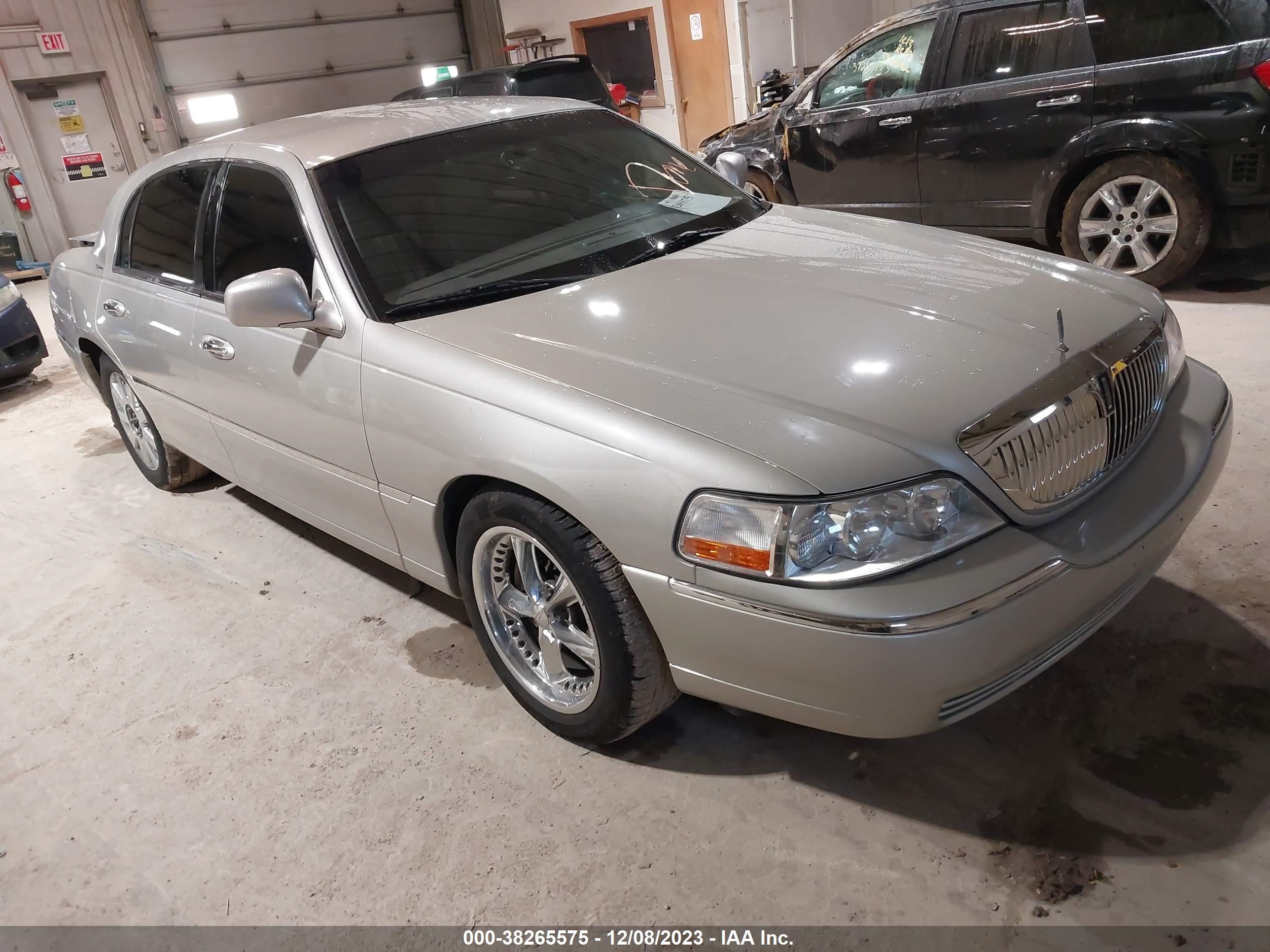 LINCOLN TOWN CAR 2007 1lnhm81vx7y635654