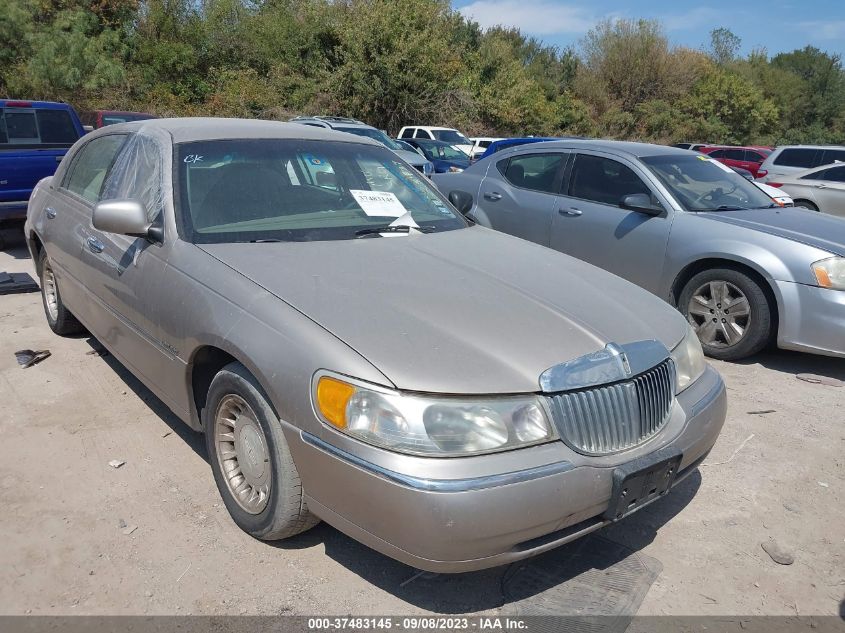 LINCOLN TOWN CAR 2001 1lnhm81w01y625439