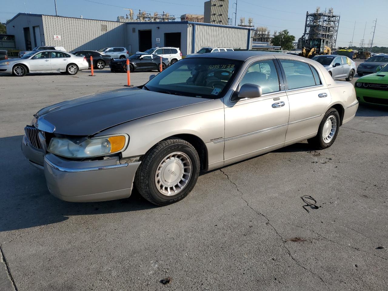 LINCOLN TOWN CAR 2001 1lnhm81w01y718395