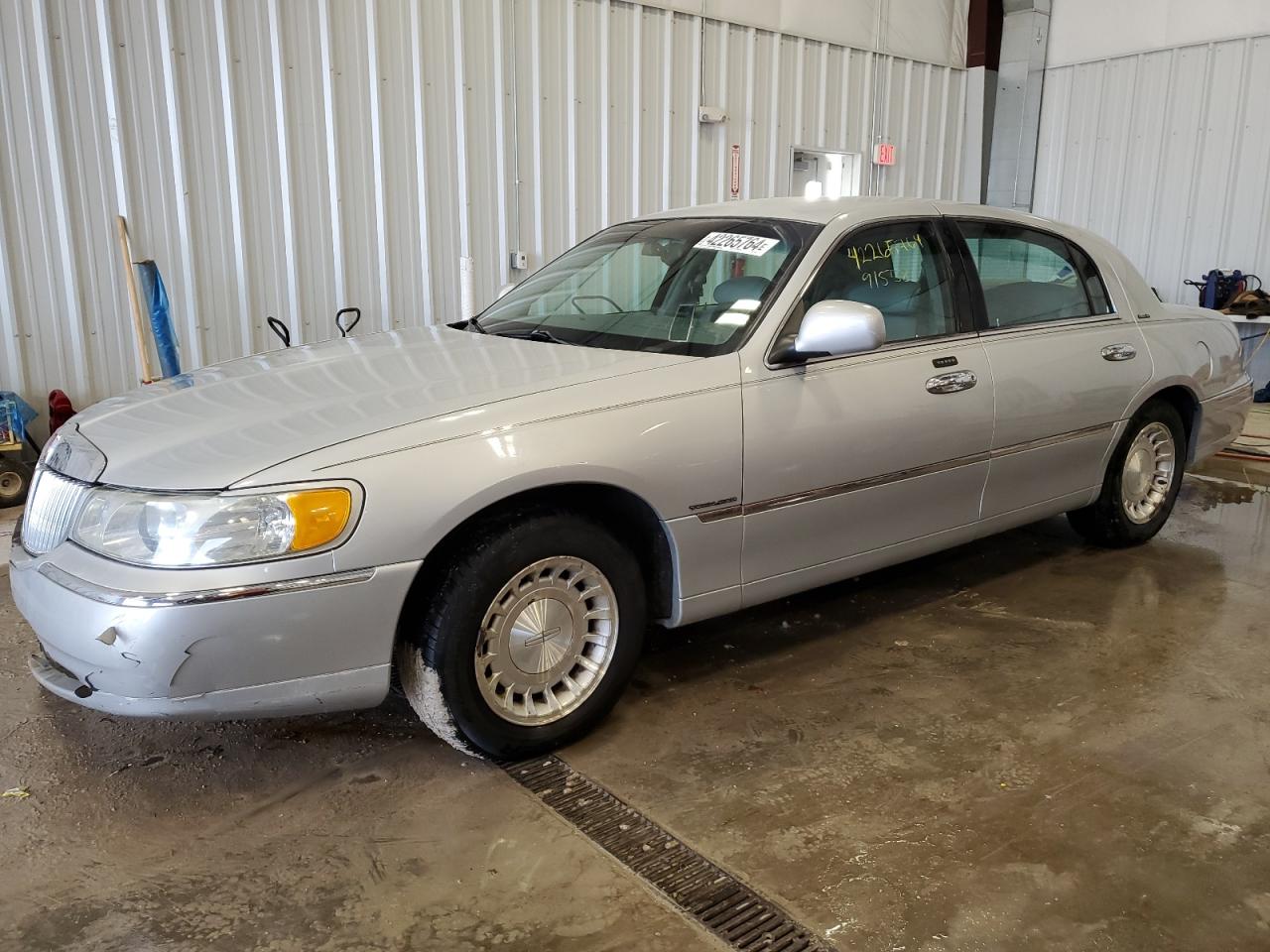 LINCOLN TOWN CAR 2001 1lnhm81w01y723497