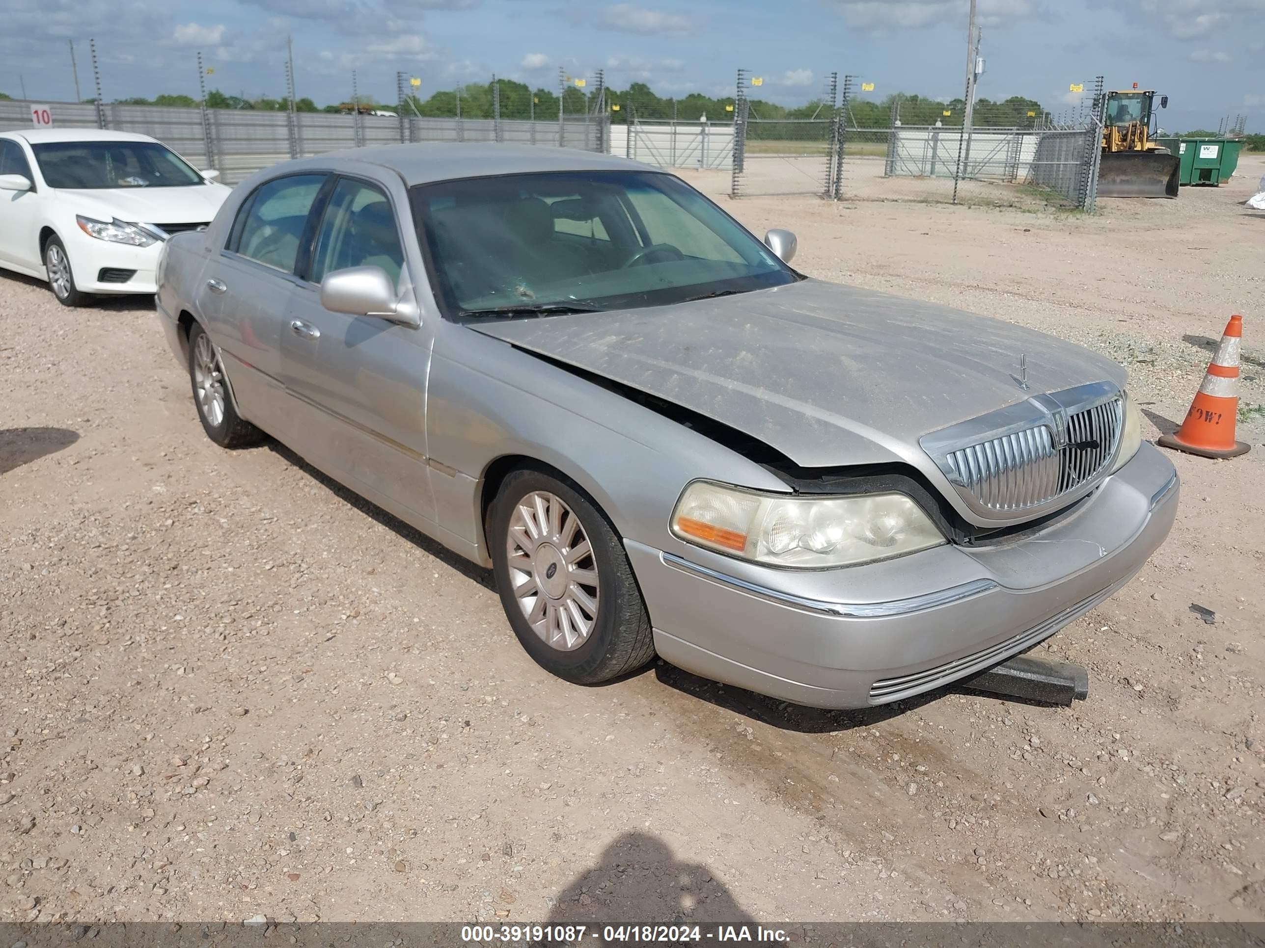 LINCOLN TOWN CAR 2003 1lnhm81w03y667015