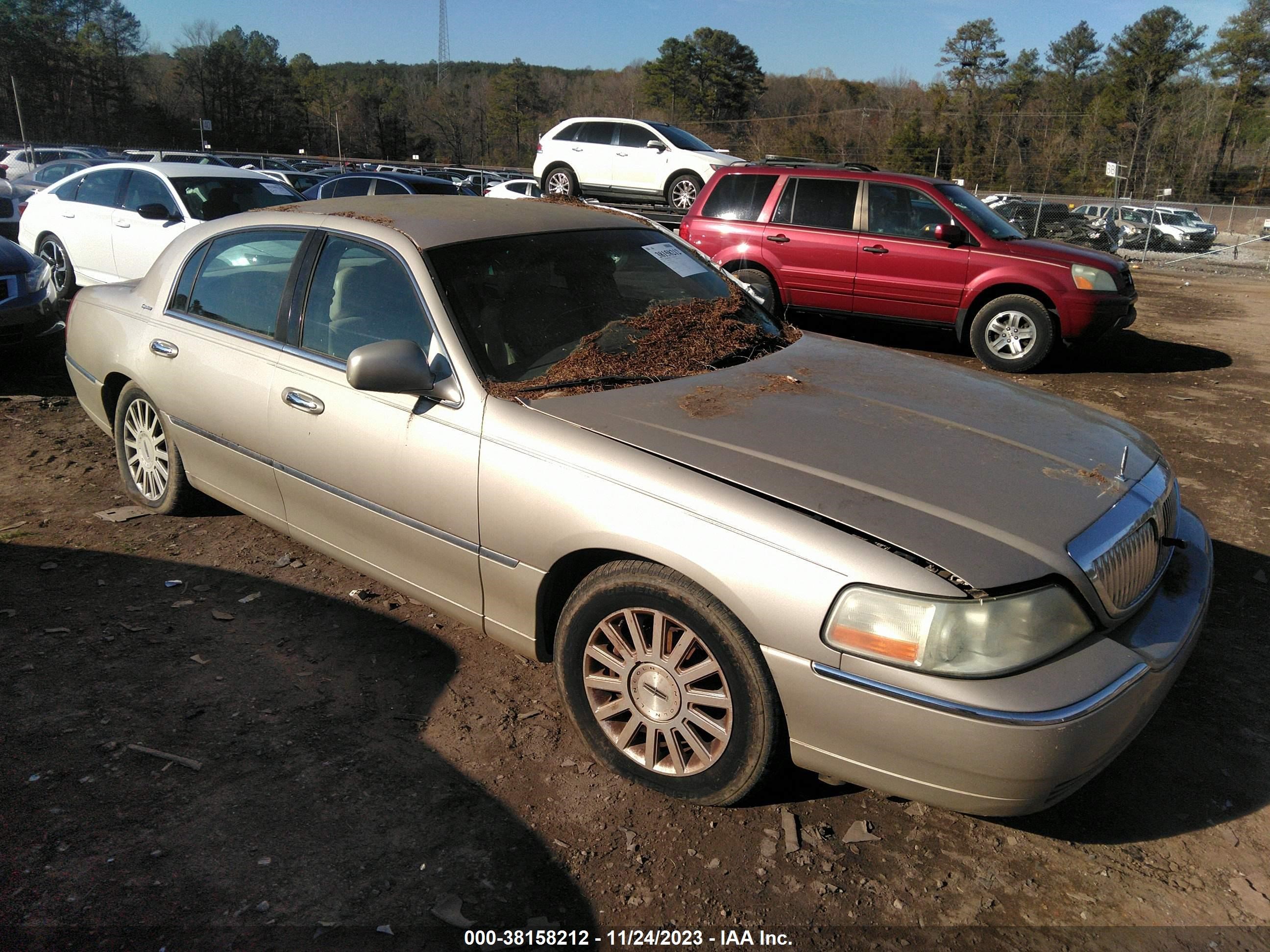 LINCOLN TOWN CAR 2005 1lnhm81w05y645602