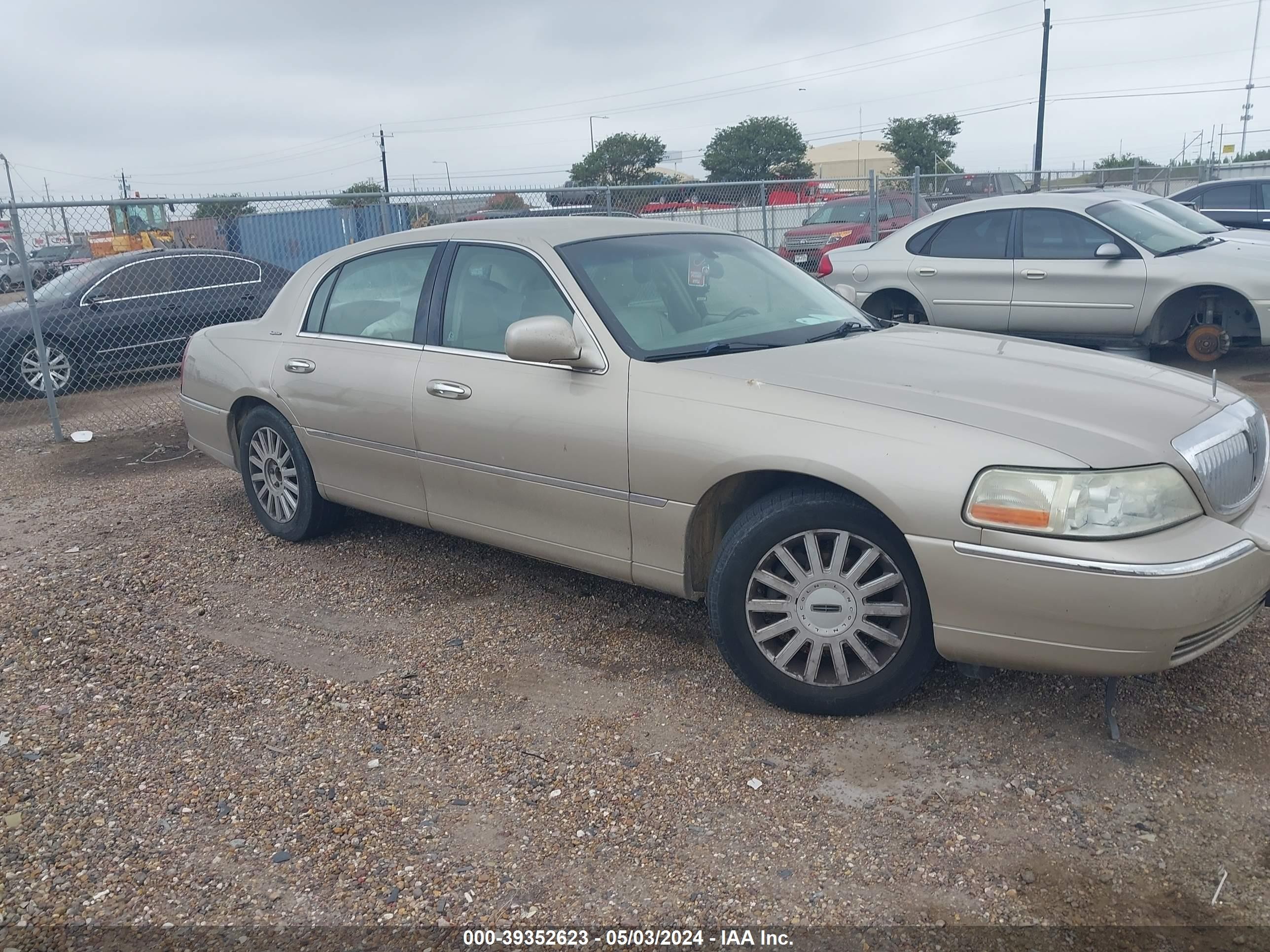 LINCOLN TOWN CAR 2005 1lnhm81w05y667552