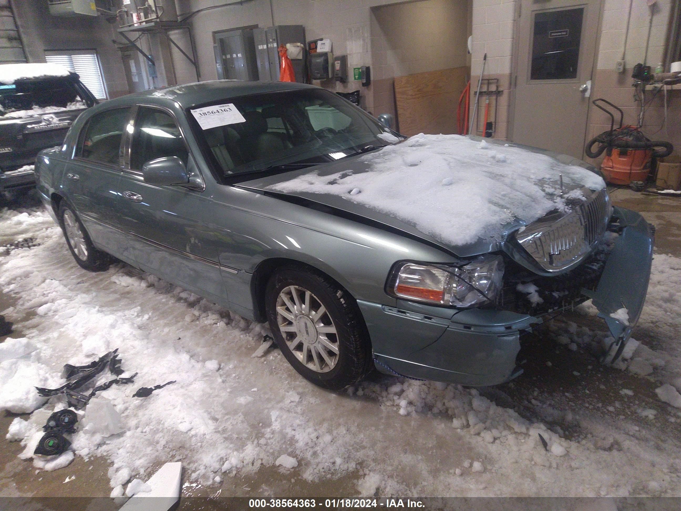 LINCOLN TOWN CAR 2006 1lnhm81w06y612374