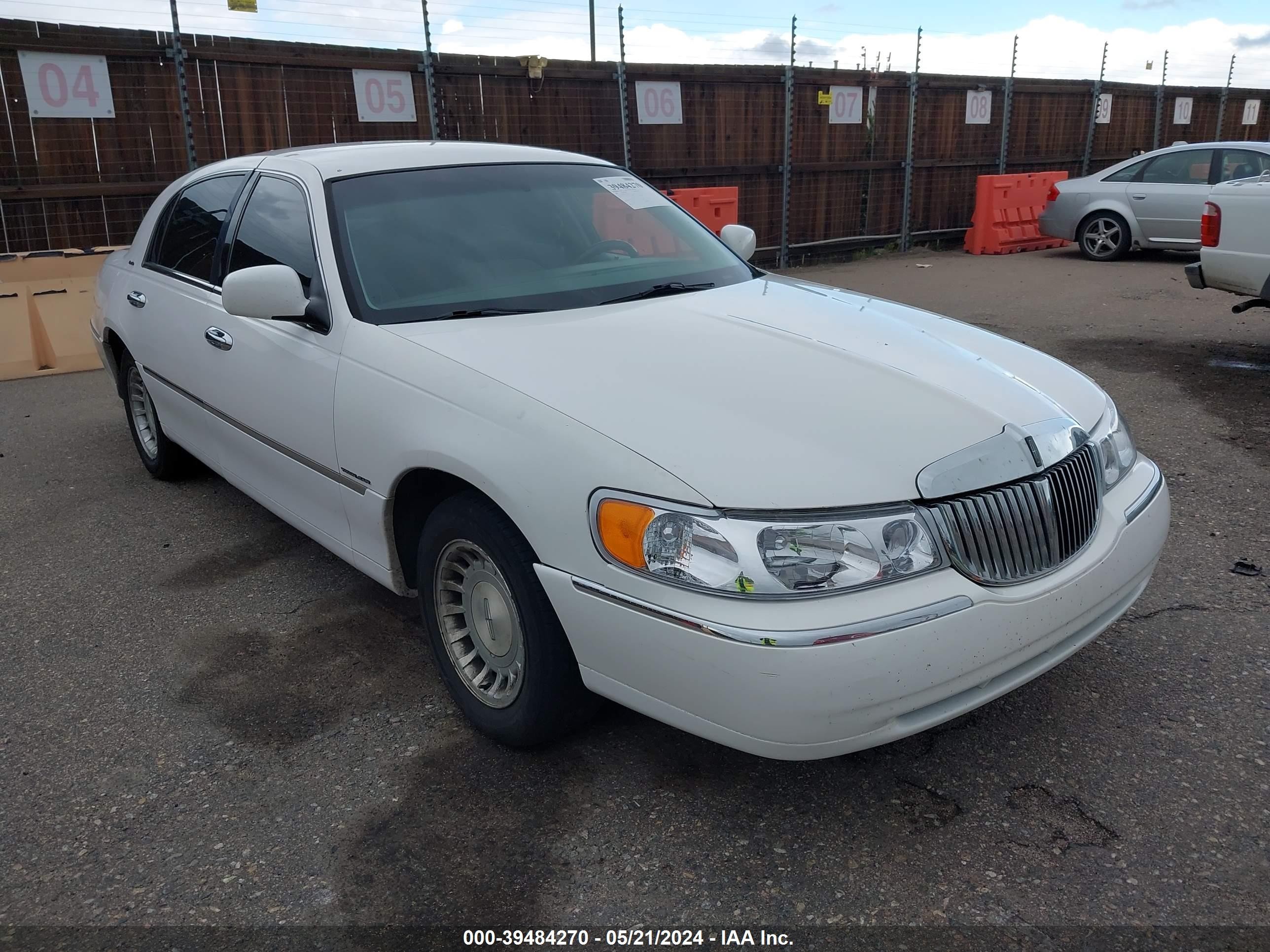 LINCOLN TOWN CAR 2000 1lnhm81w0yy857615