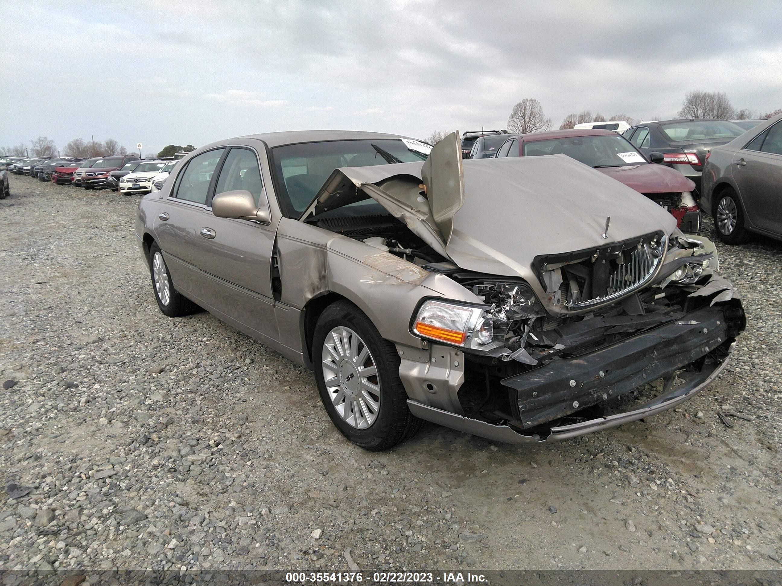 LINCOLN TOWN CAR 2003 1lnhm81w13y627817