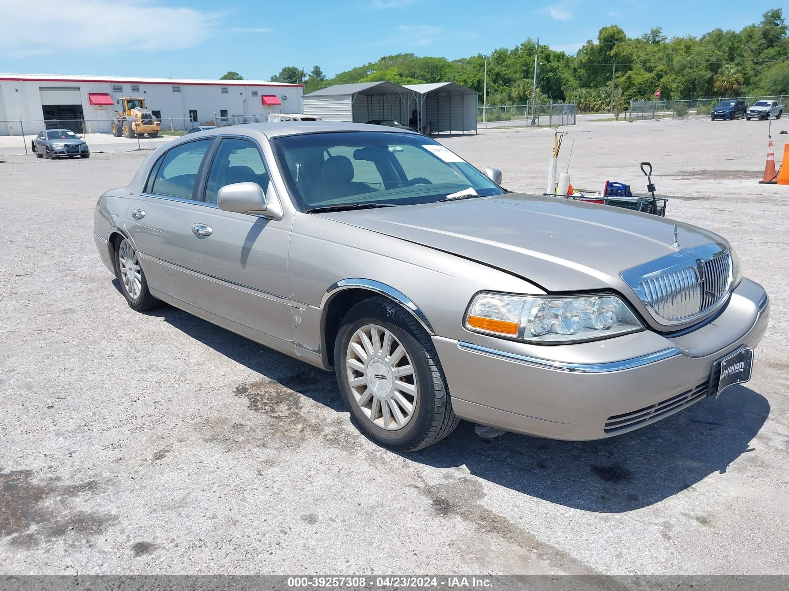 LINCOLN TOWN CAR E 2003 1lnhm81w13y687189