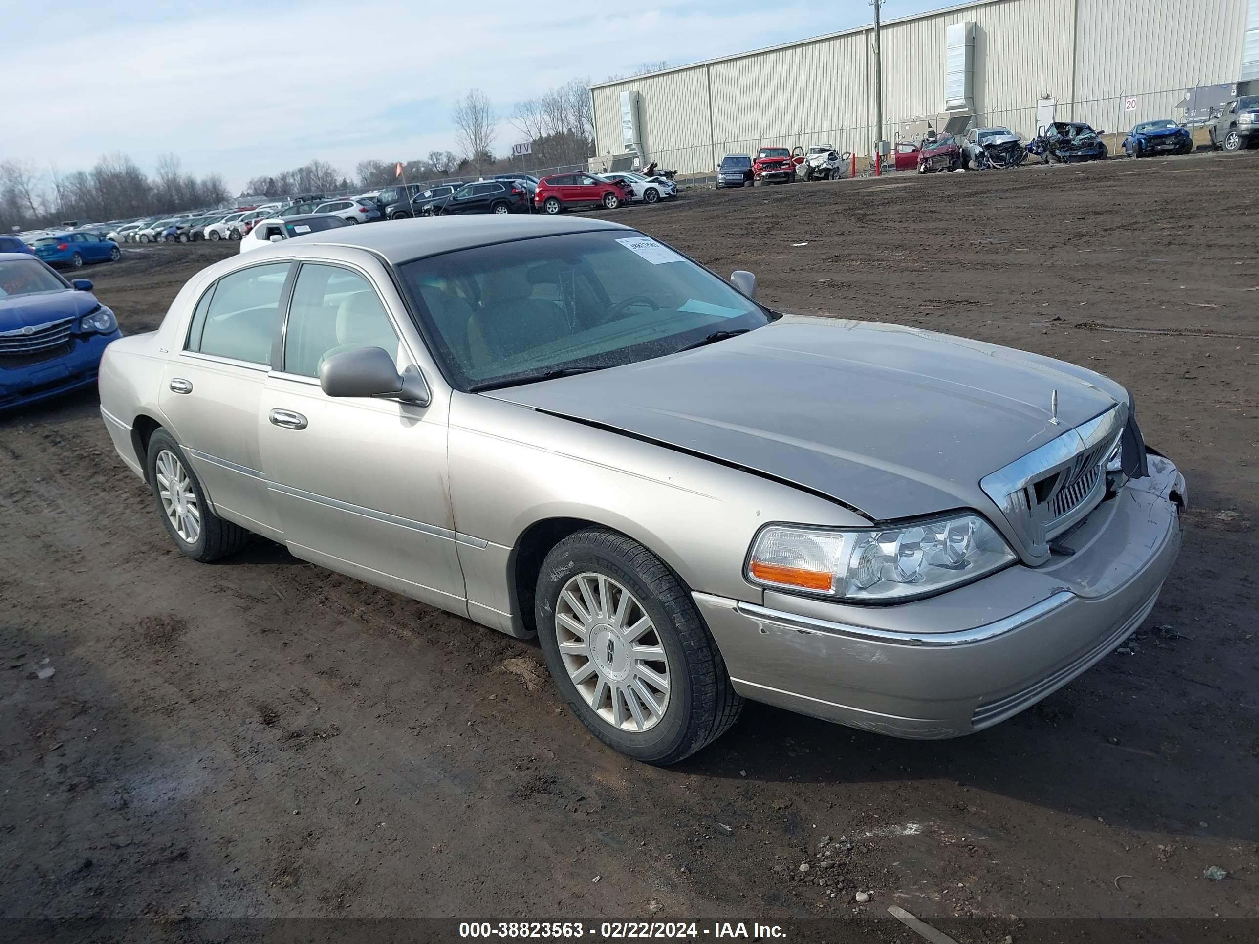 LINCOLN TOWN CAR 2003 1lnhm81w13y704587