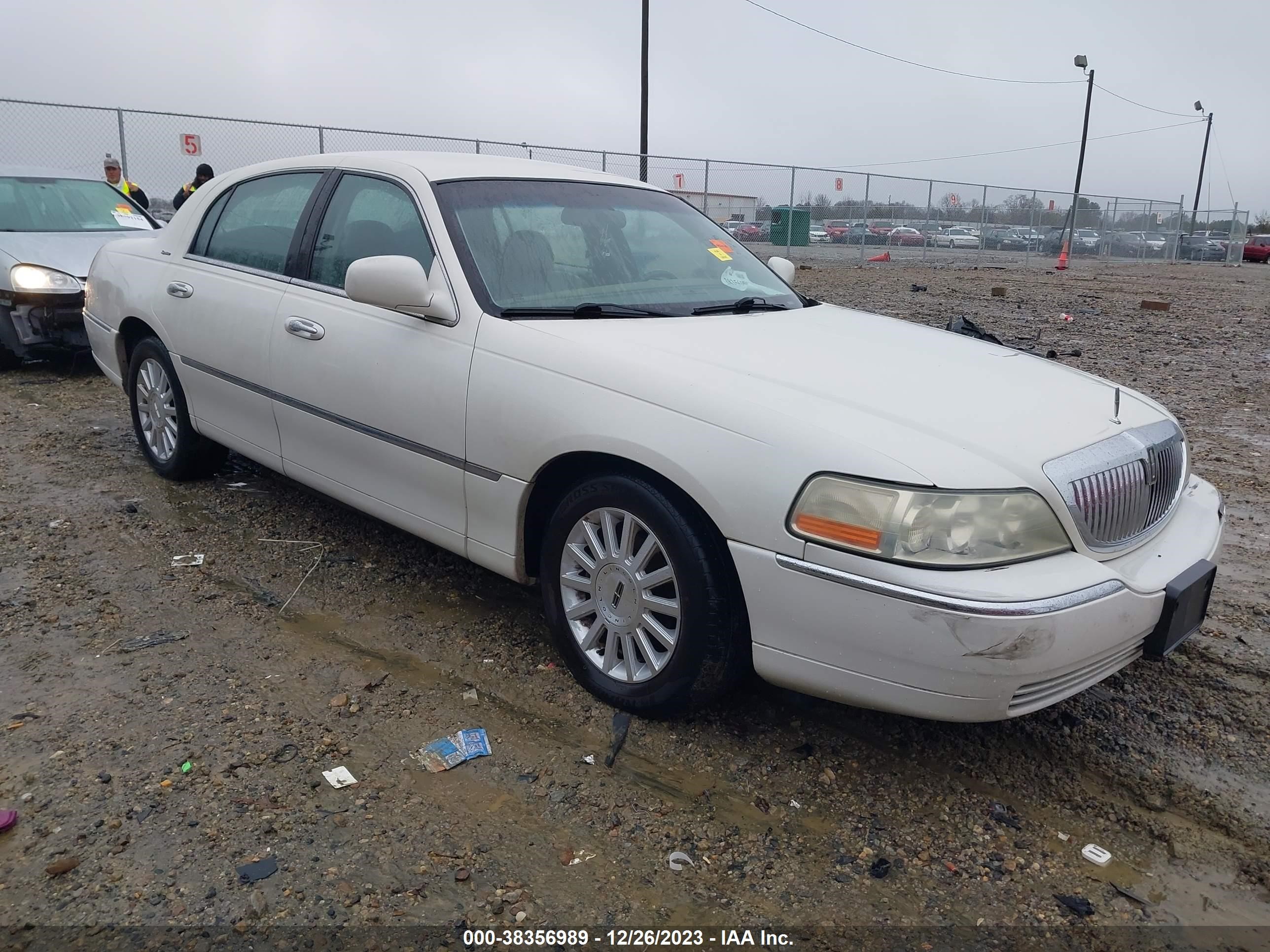 LINCOLN TOWN CAR 2004 1lnhm81w14y678333