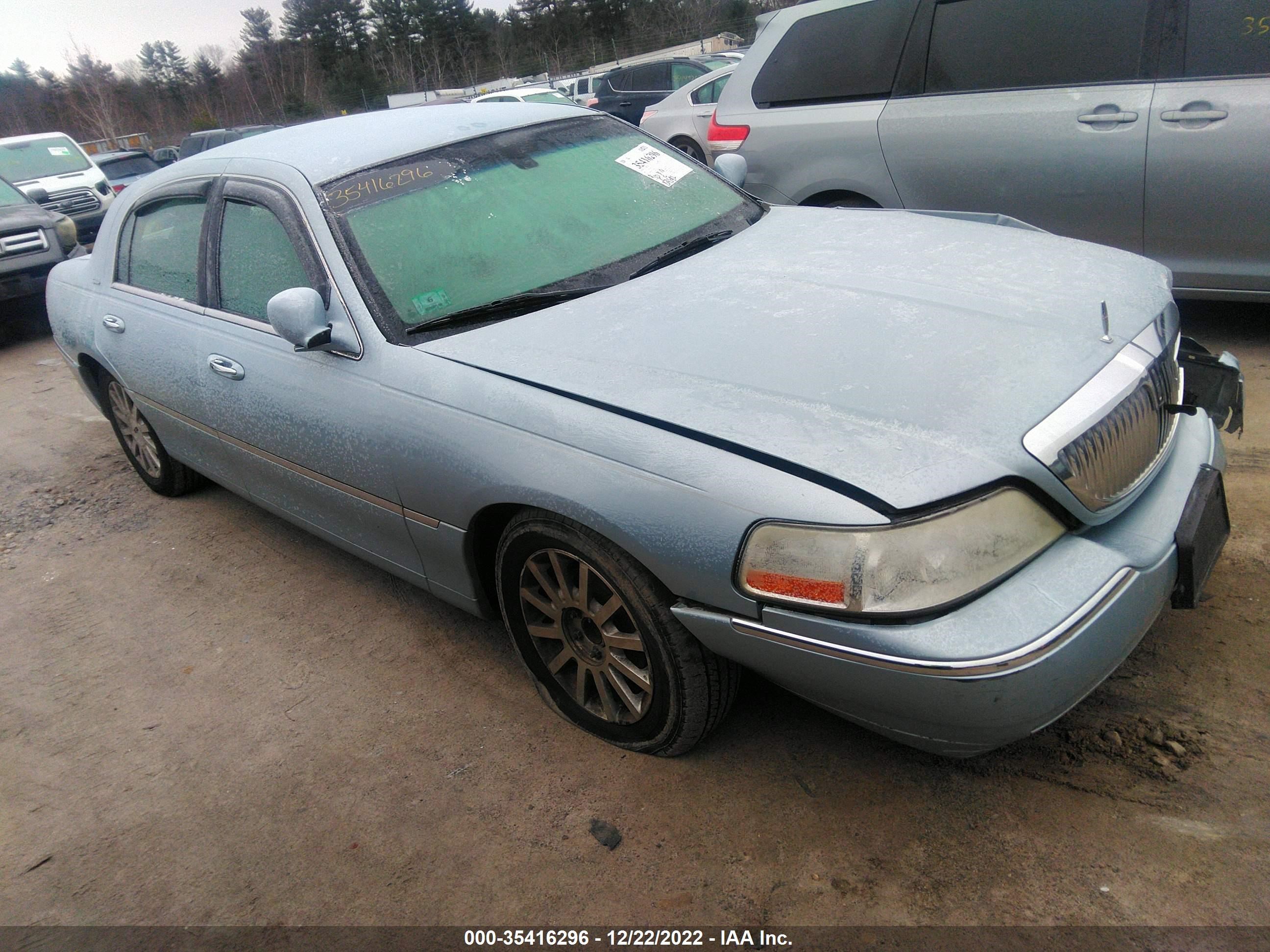 LINCOLN TOWN CAR 2007 1lnhm81w17y620095