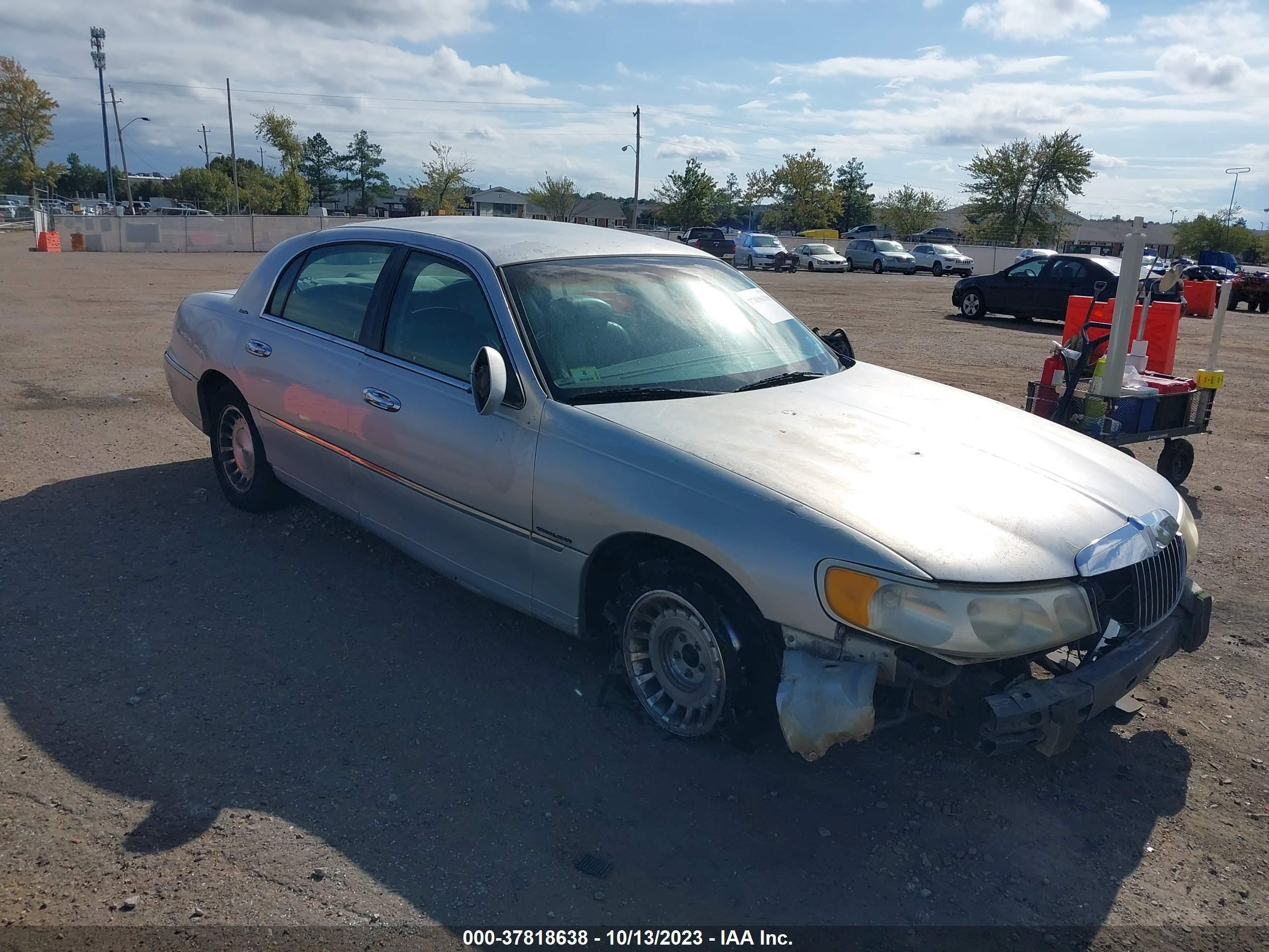 LINCOLN TOWN CAR 1999 1lnhm81w1xy637043