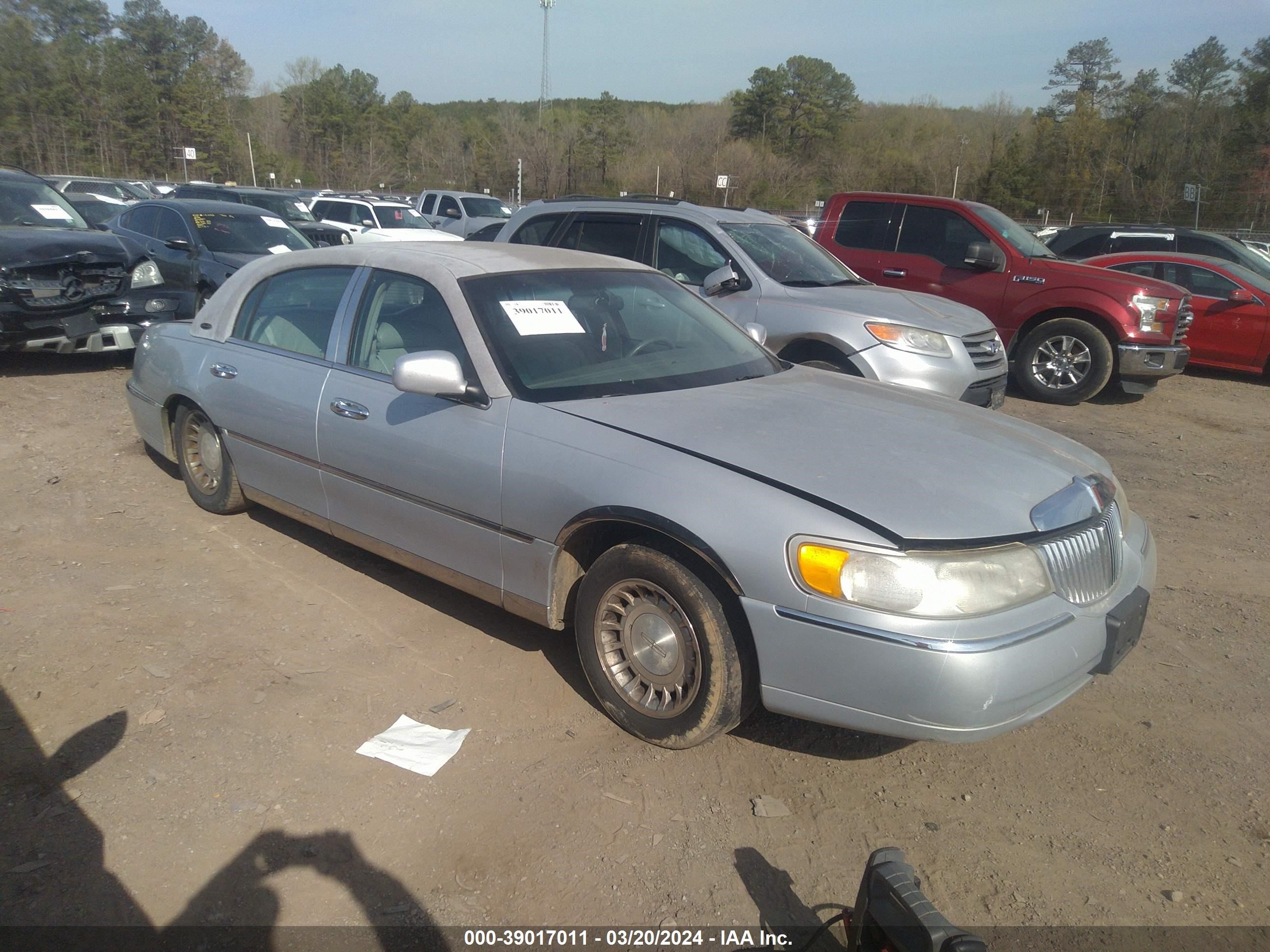 LINCOLN TOWN CAR 2001 1lnhm81w21y629489