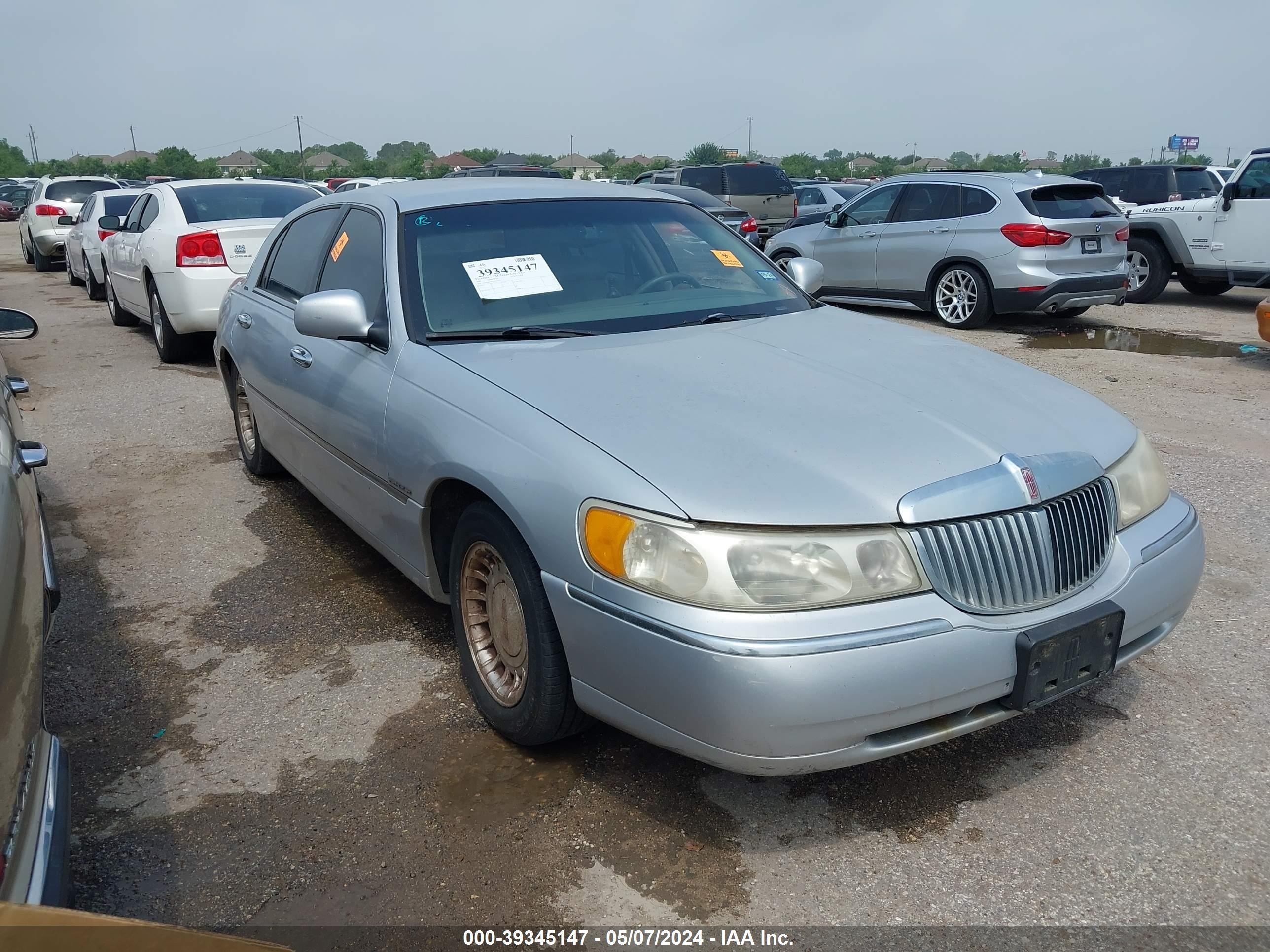 LINCOLN TOWN CAR 2001 1lnhm81w21y633347