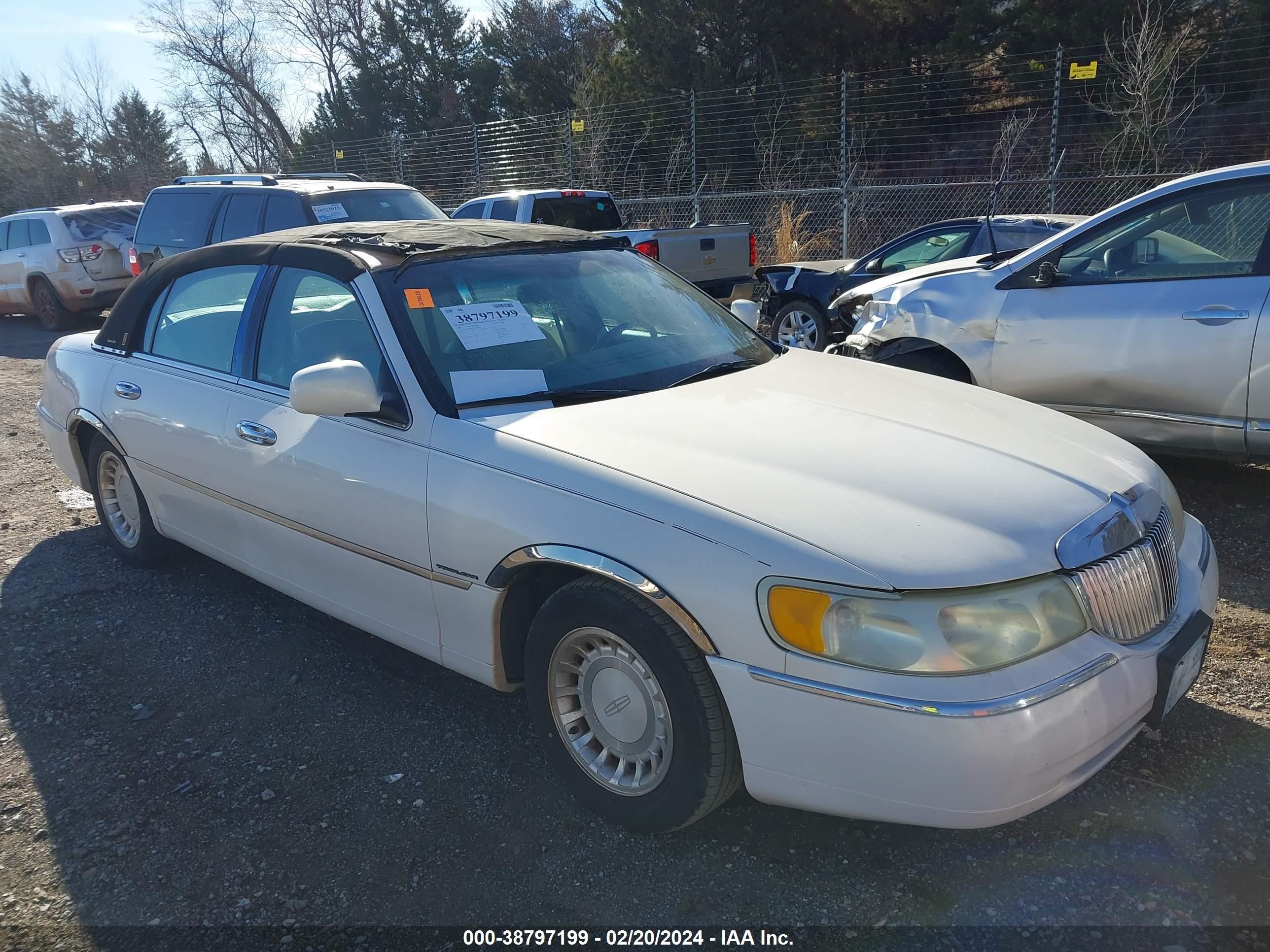 LINCOLN TOWN CAR 2001 1lnhm81w21y654134