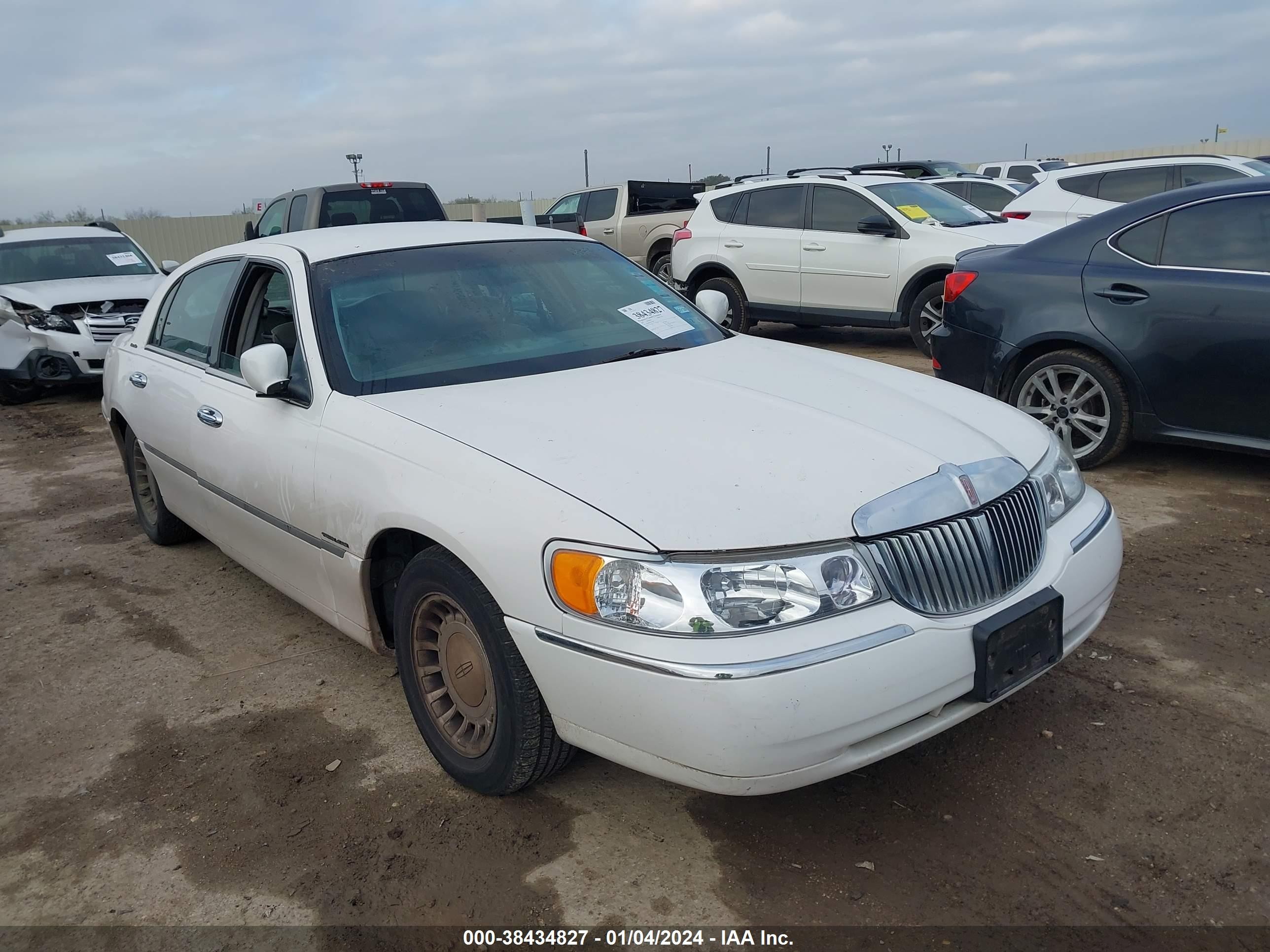 LINCOLN TOWN CAR 2001 1lnhm81w21y720052