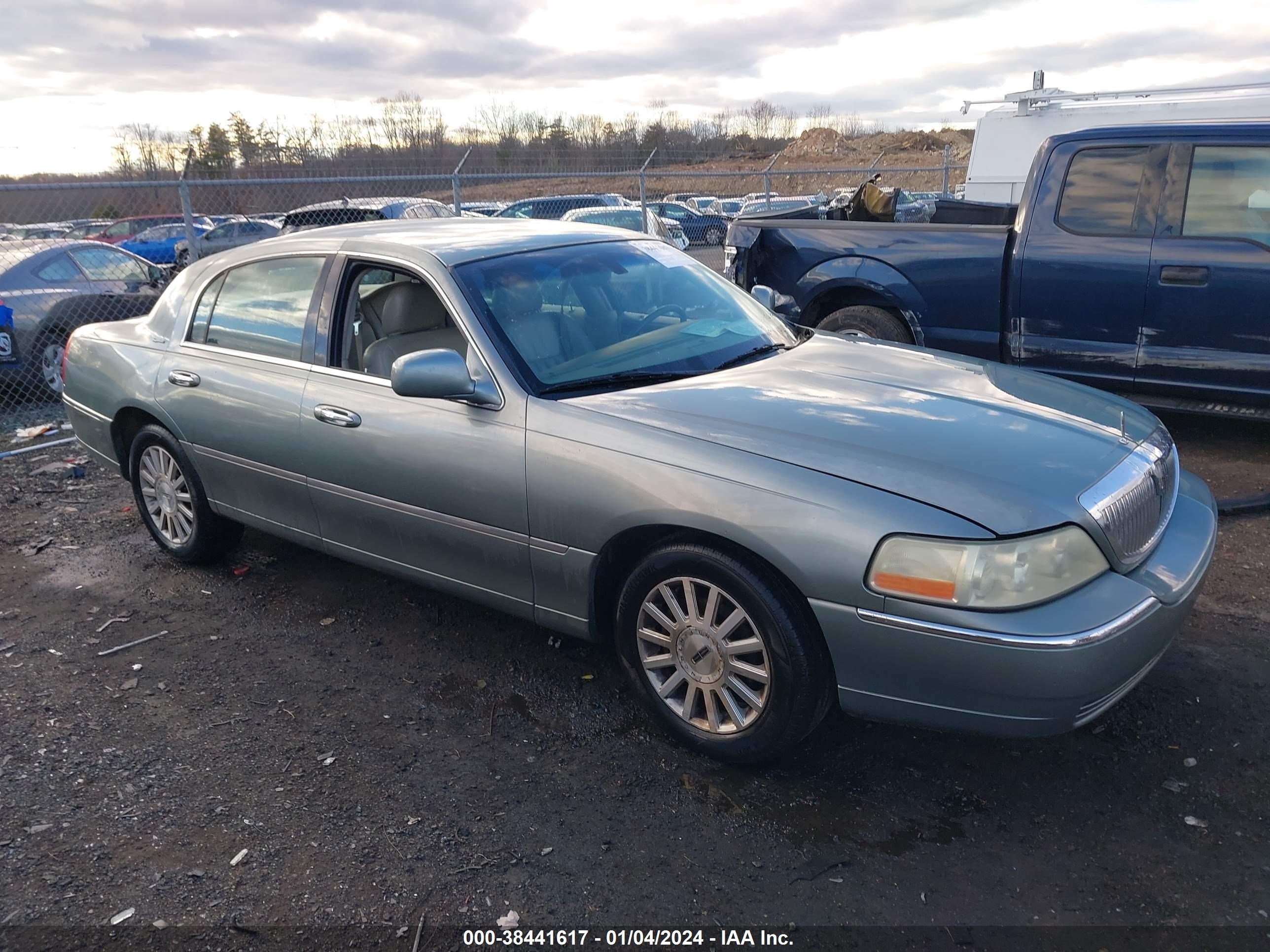 LINCOLN TOWN CAR 2004 1lnhm81w24y680219