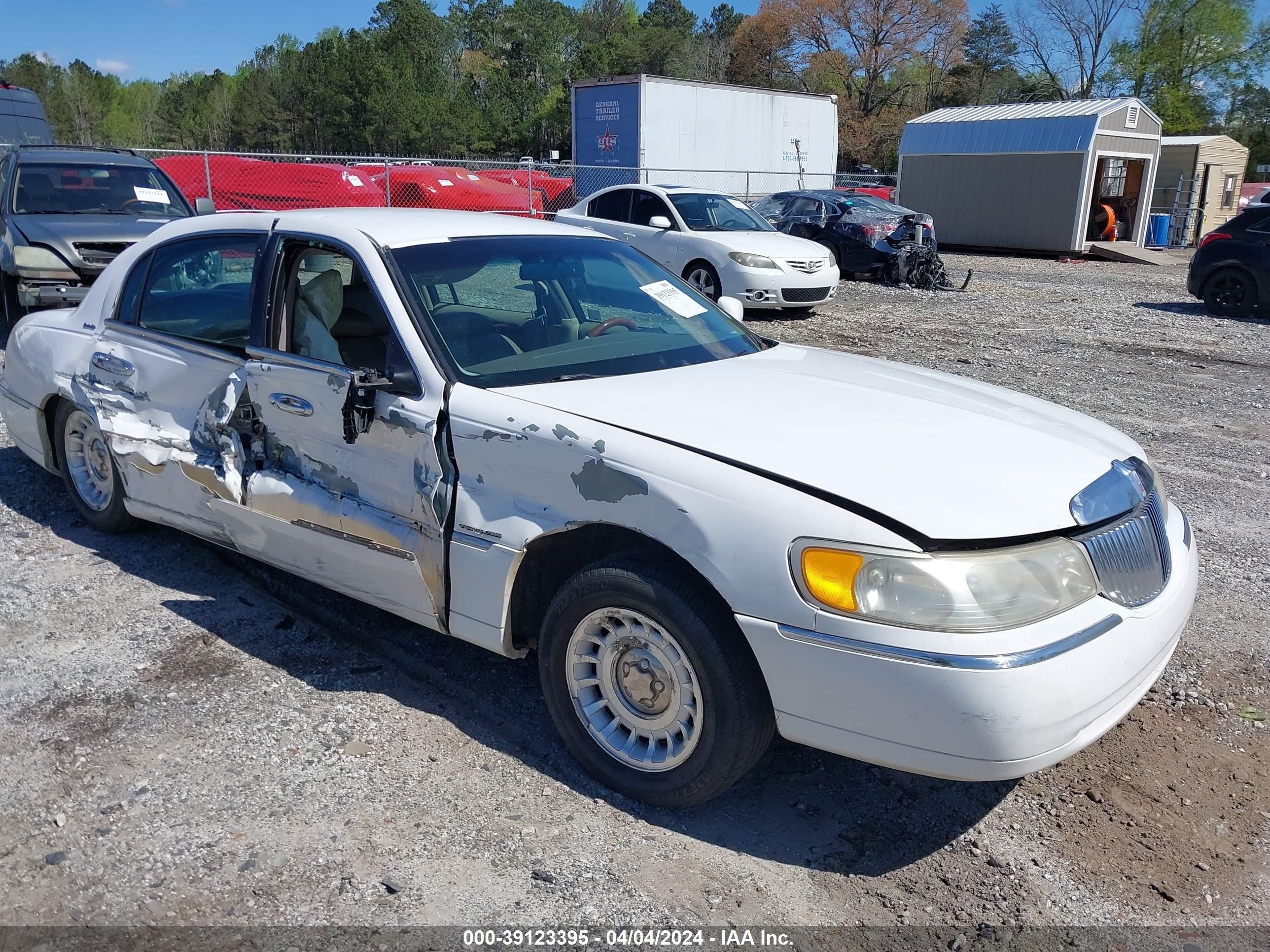 LINCOLN TOWN CAR 1999 1lnhm81w2xy685926