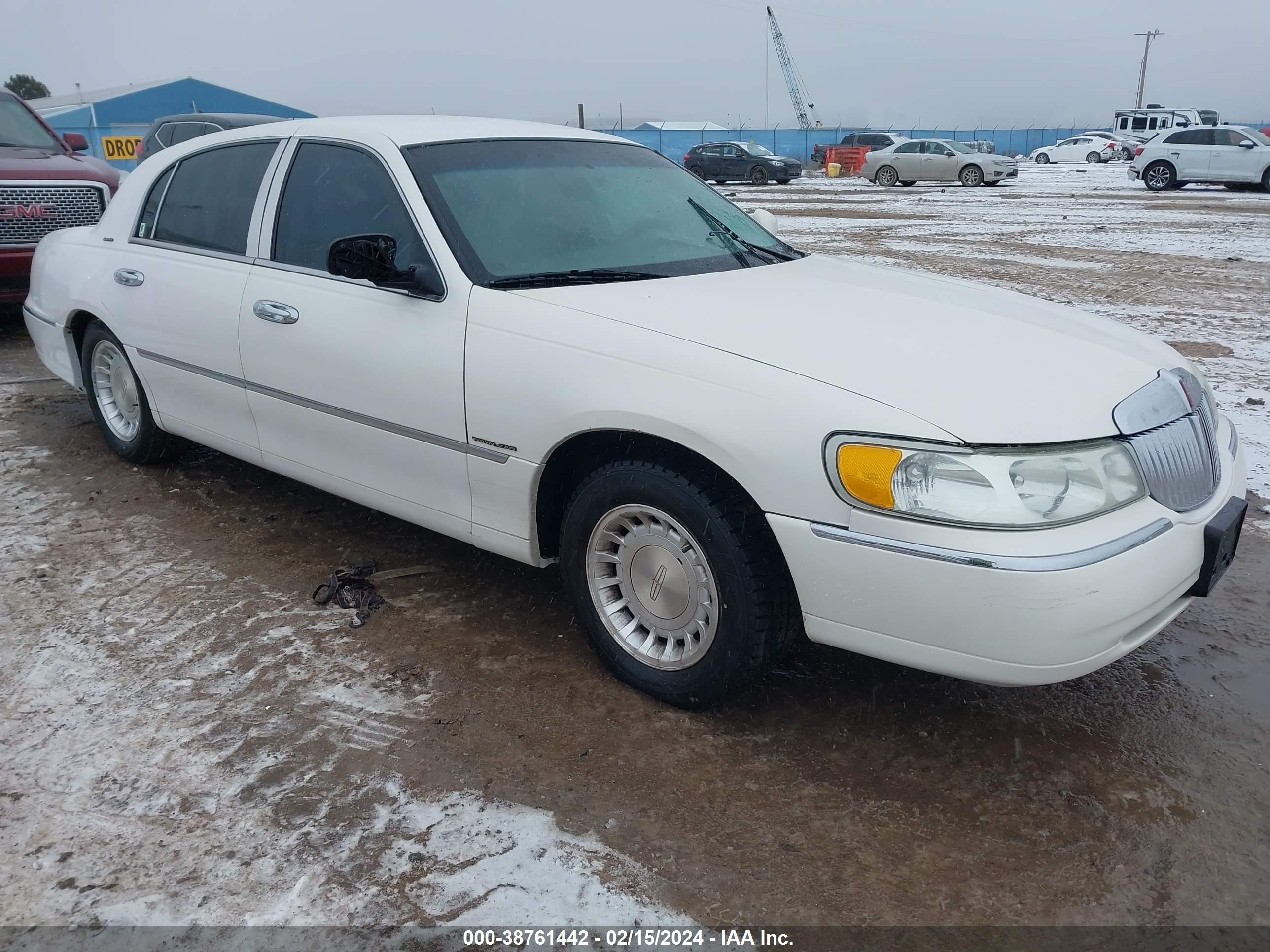 LINCOLN TOWN CAR 2001 1lnhm81w31y626360