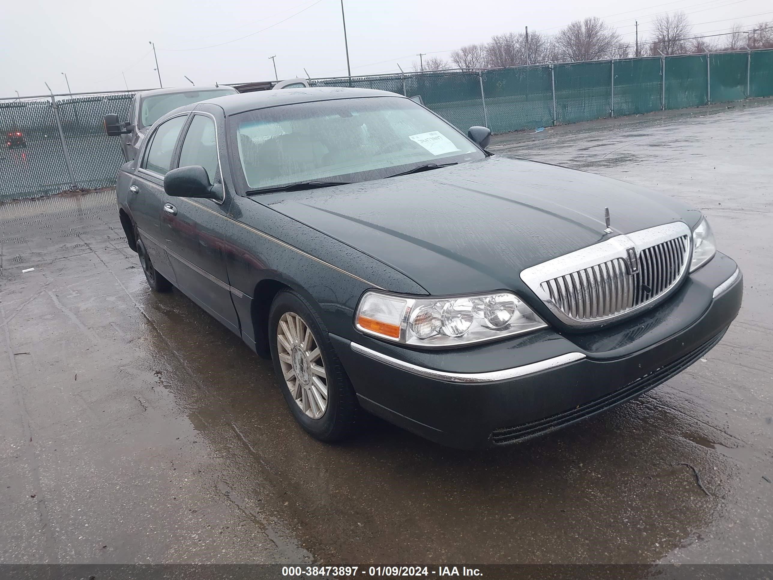 LINCOLN TOWN CAR 2003 1lnhm81w33y620321