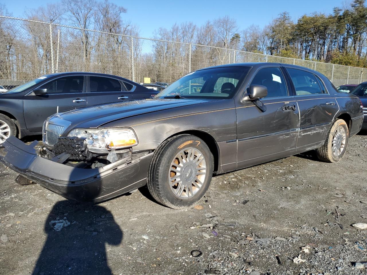 LINCOLN TOWN CAR 2004 1lnhm81w34y674090