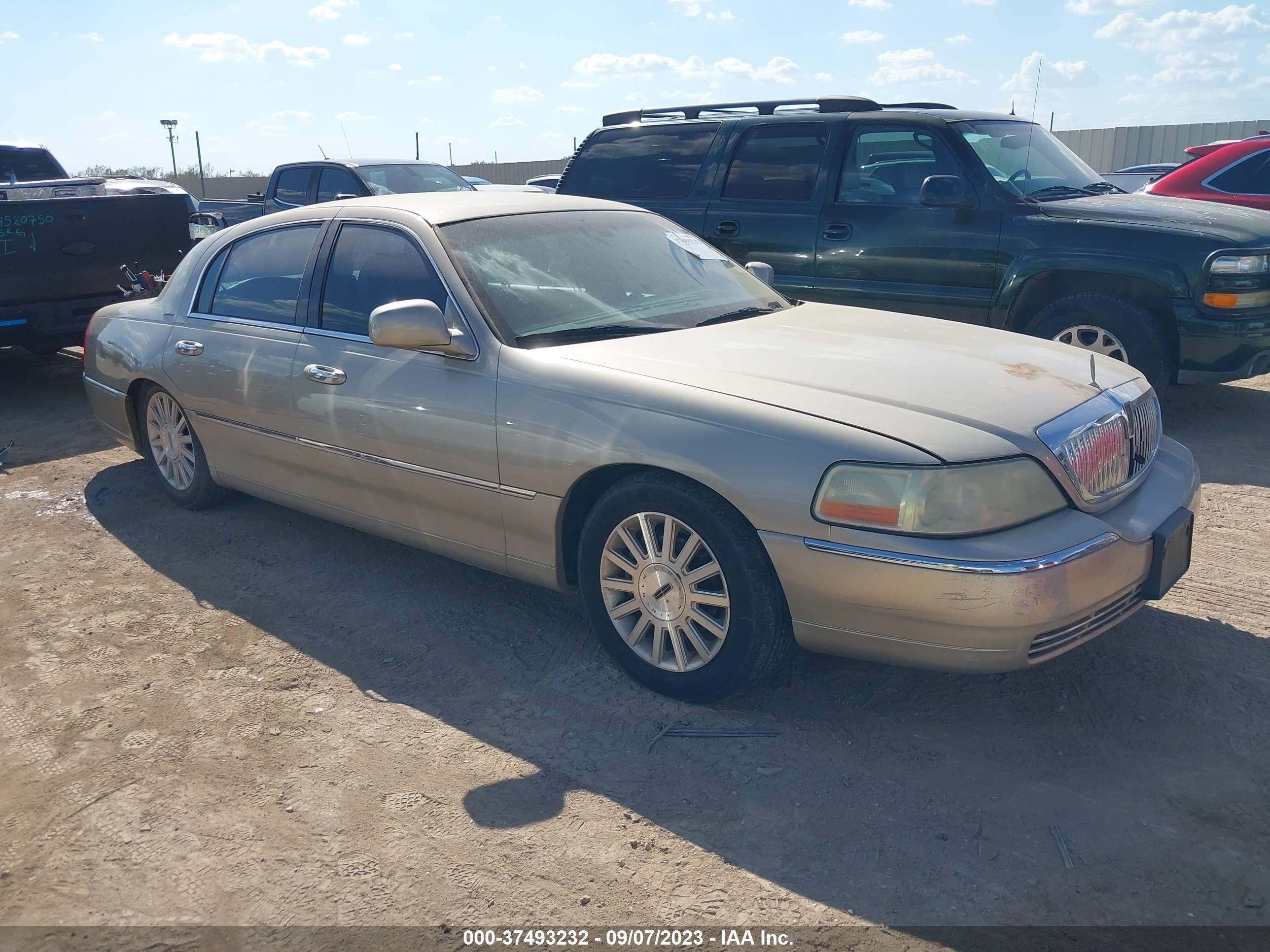 LINCOLN TOWN CAR 2004 1lnhm81w34y678303