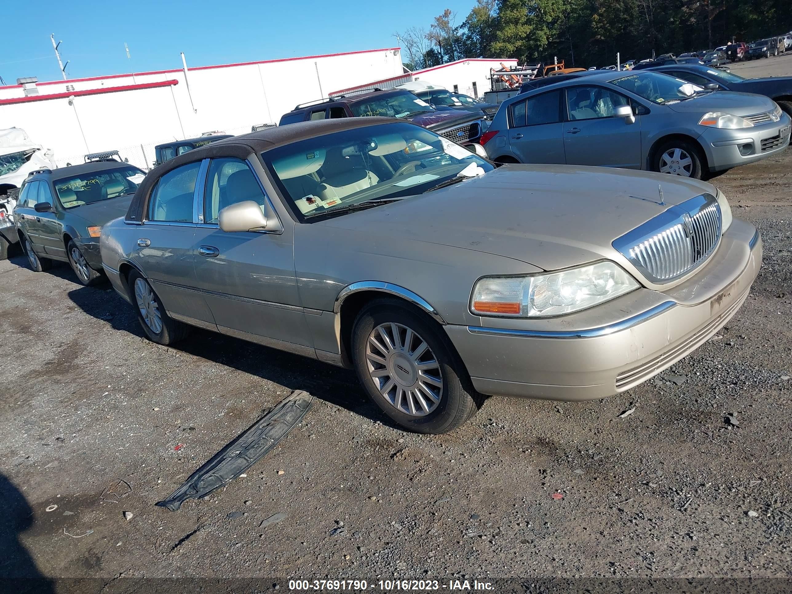 LINCOLN TOWN CAR 2004 1lnhm81w34y680357