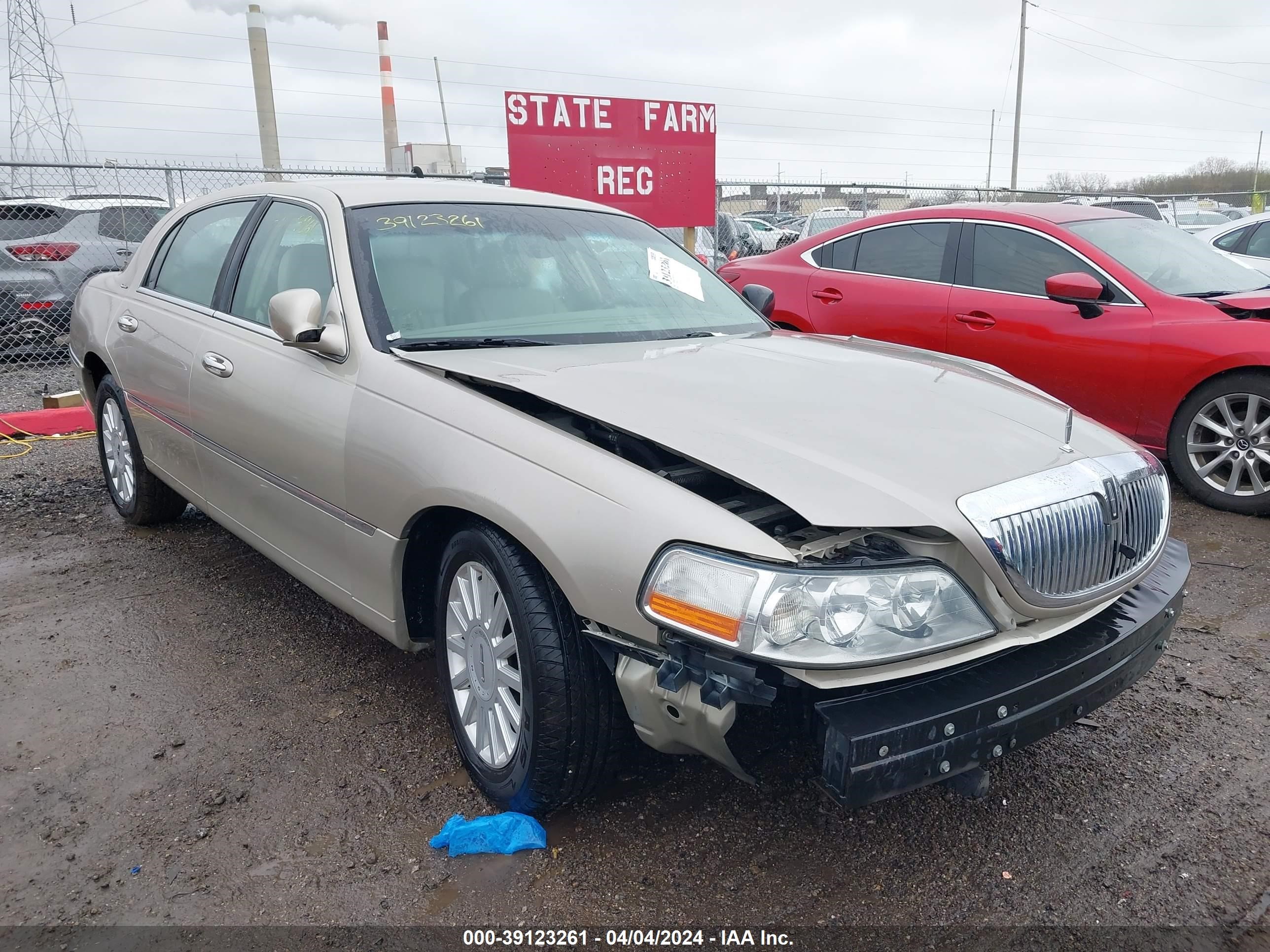 LINCOLN TOWN CAR 2005 1lnhm81w35y670879