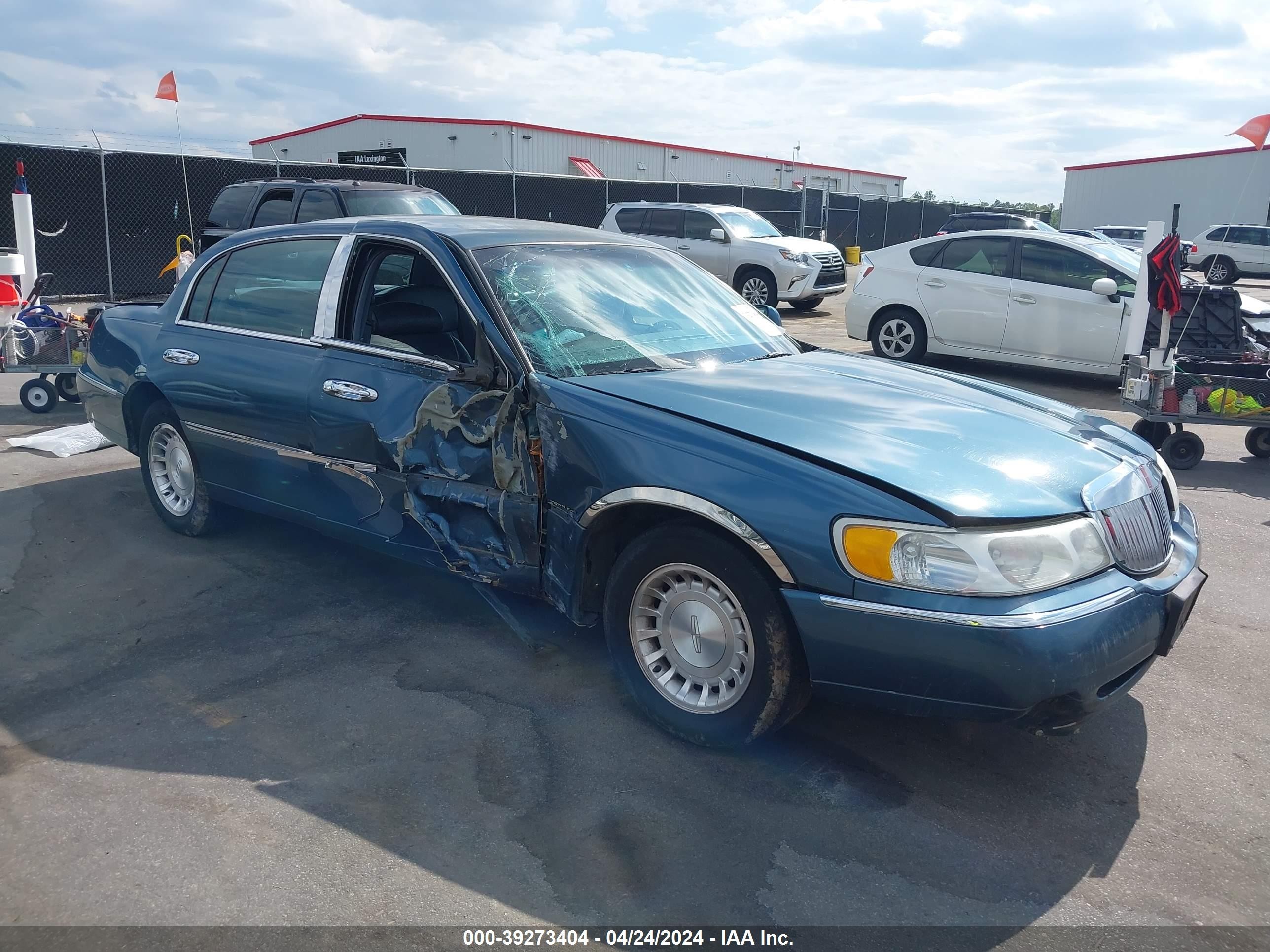 LINCOLN TOWN CAR 2001 1lnhm81w41y656161