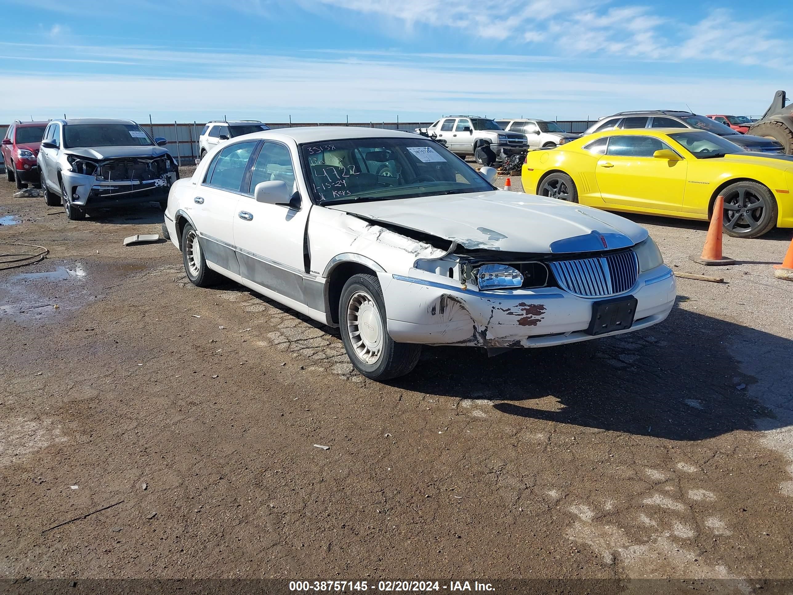 LINCOLN TOWN CAR 2001 1lnhm81w41y684722