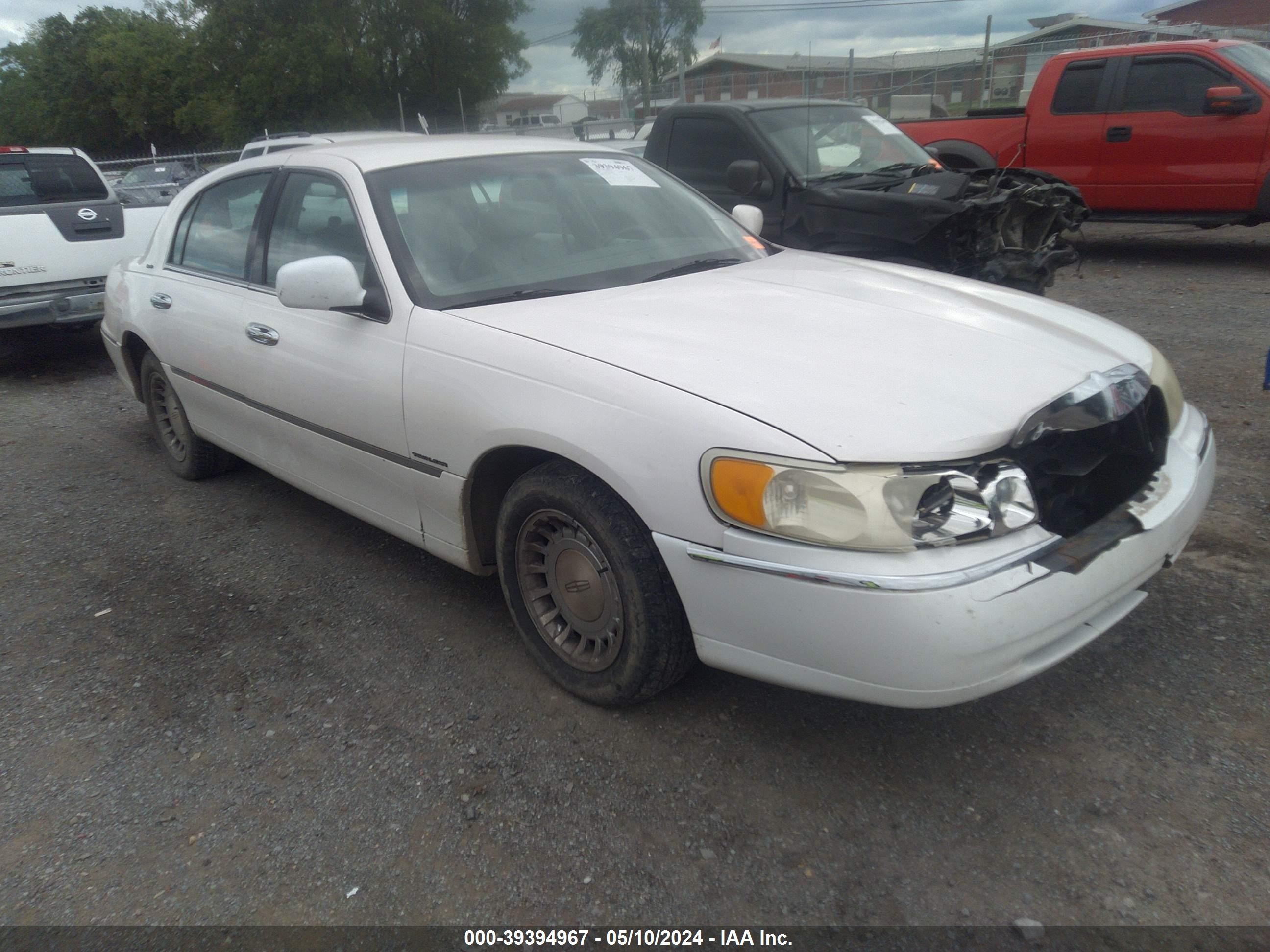 LINCOLN TOWN CAR 2001 1lnhm81w41y728301