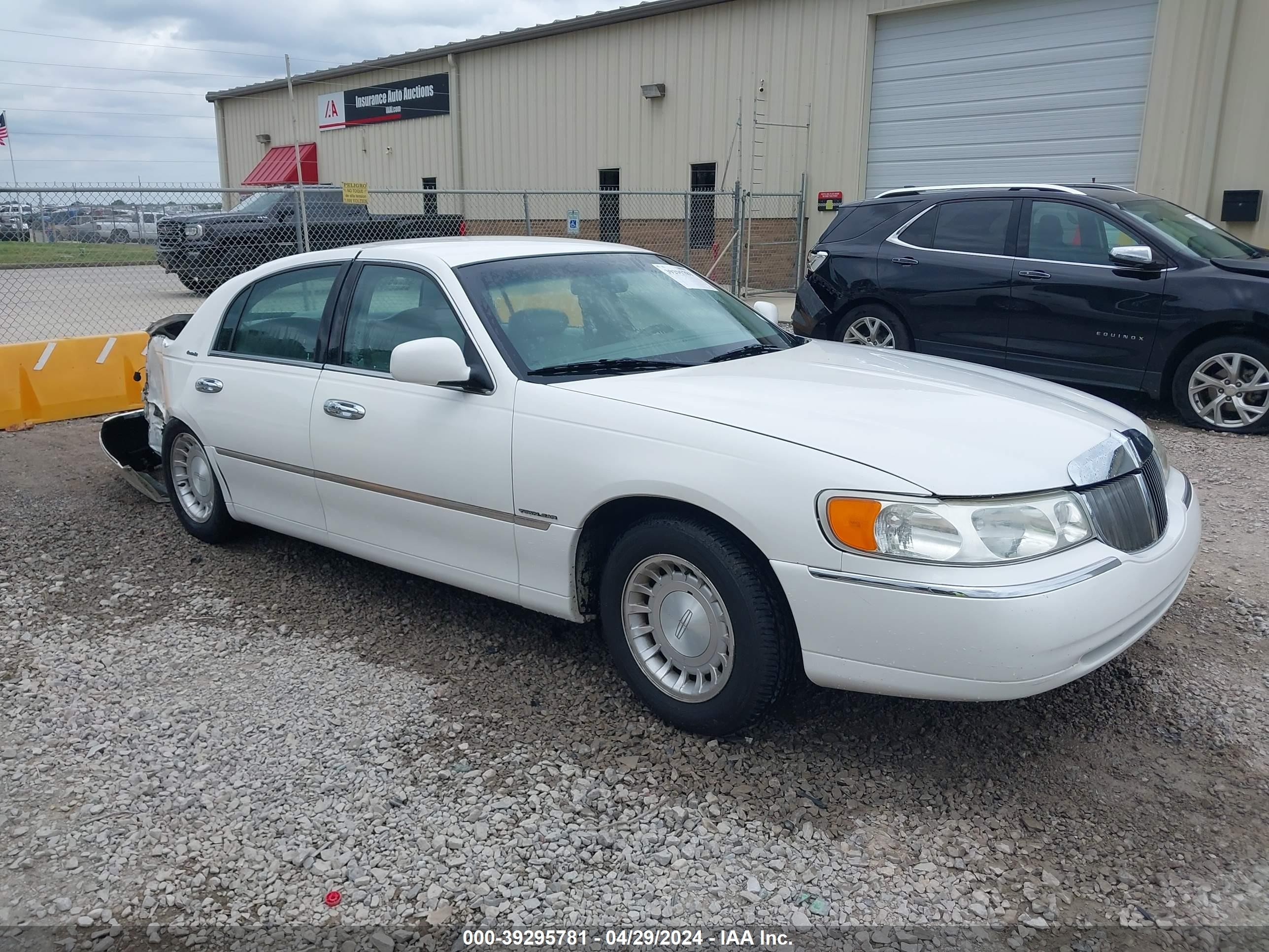 LINCOLN TOWN CAR 2002 1lnhm81w42y671907